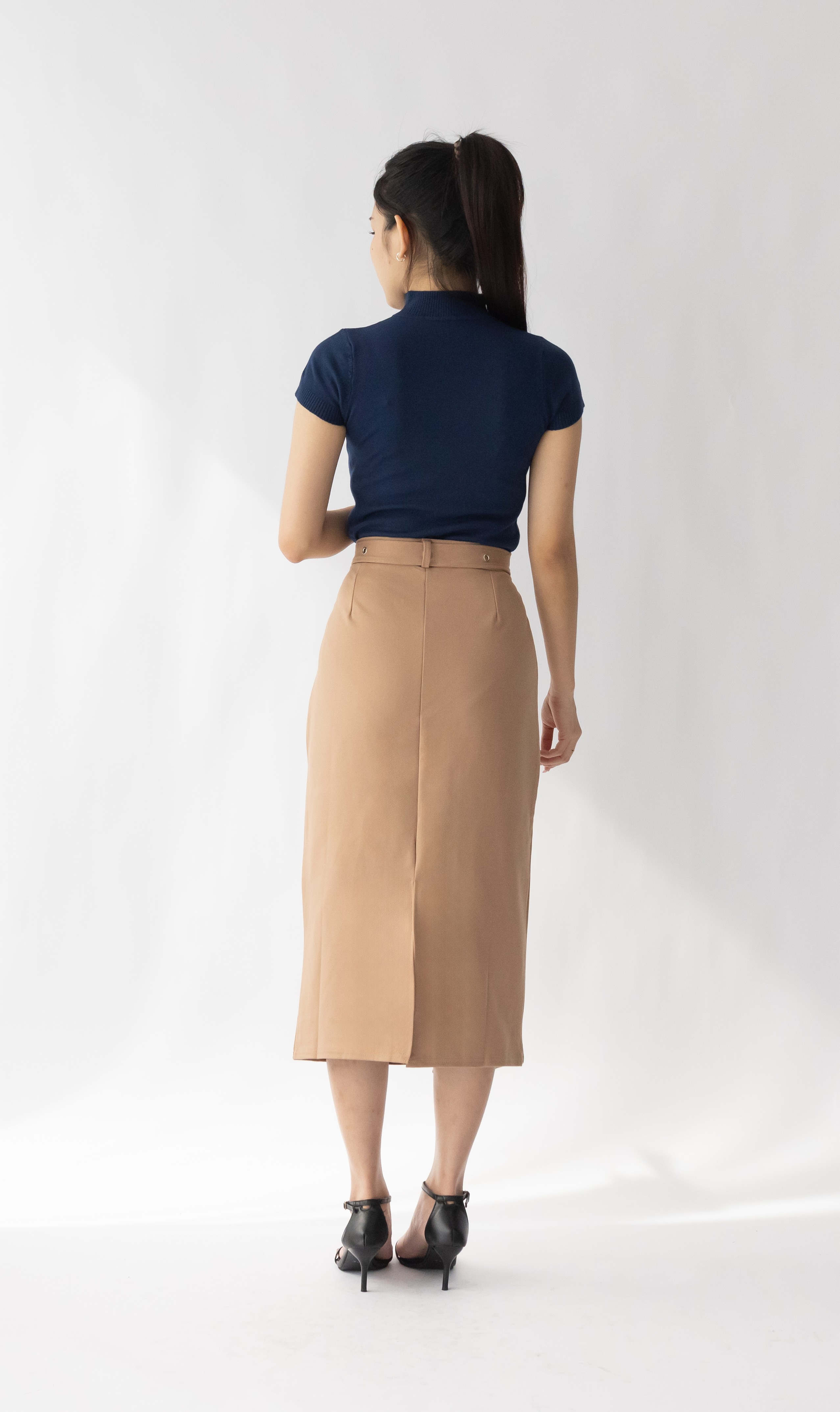 011 Baurelle Back Slit Skirt w Belt (UW 36-48cm; H 44-59cm; L 75cm)