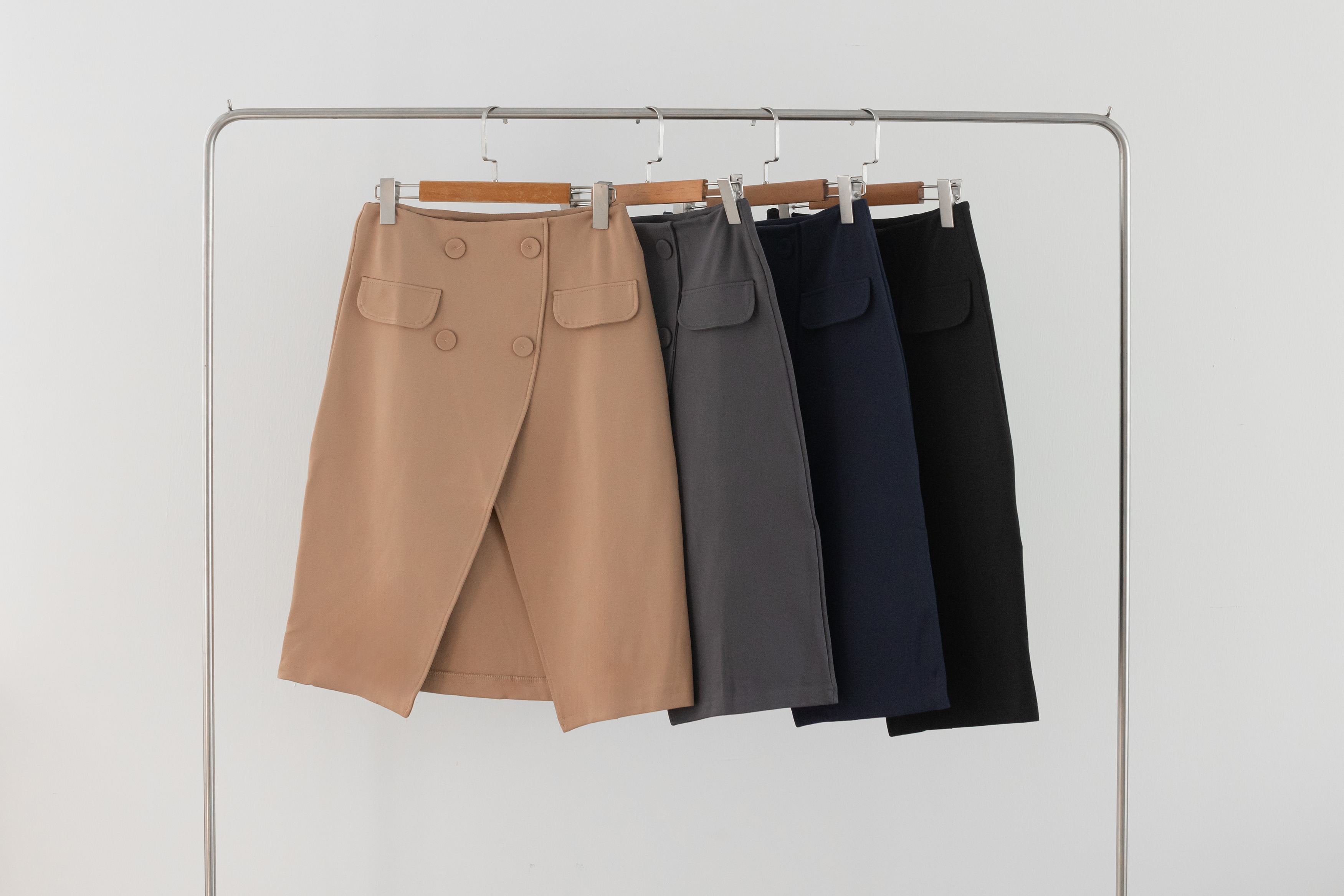 09 Balentina Button-Embellished Front Slit Skirt (UW 37-51cm; H 46-58cm; L 62cm)