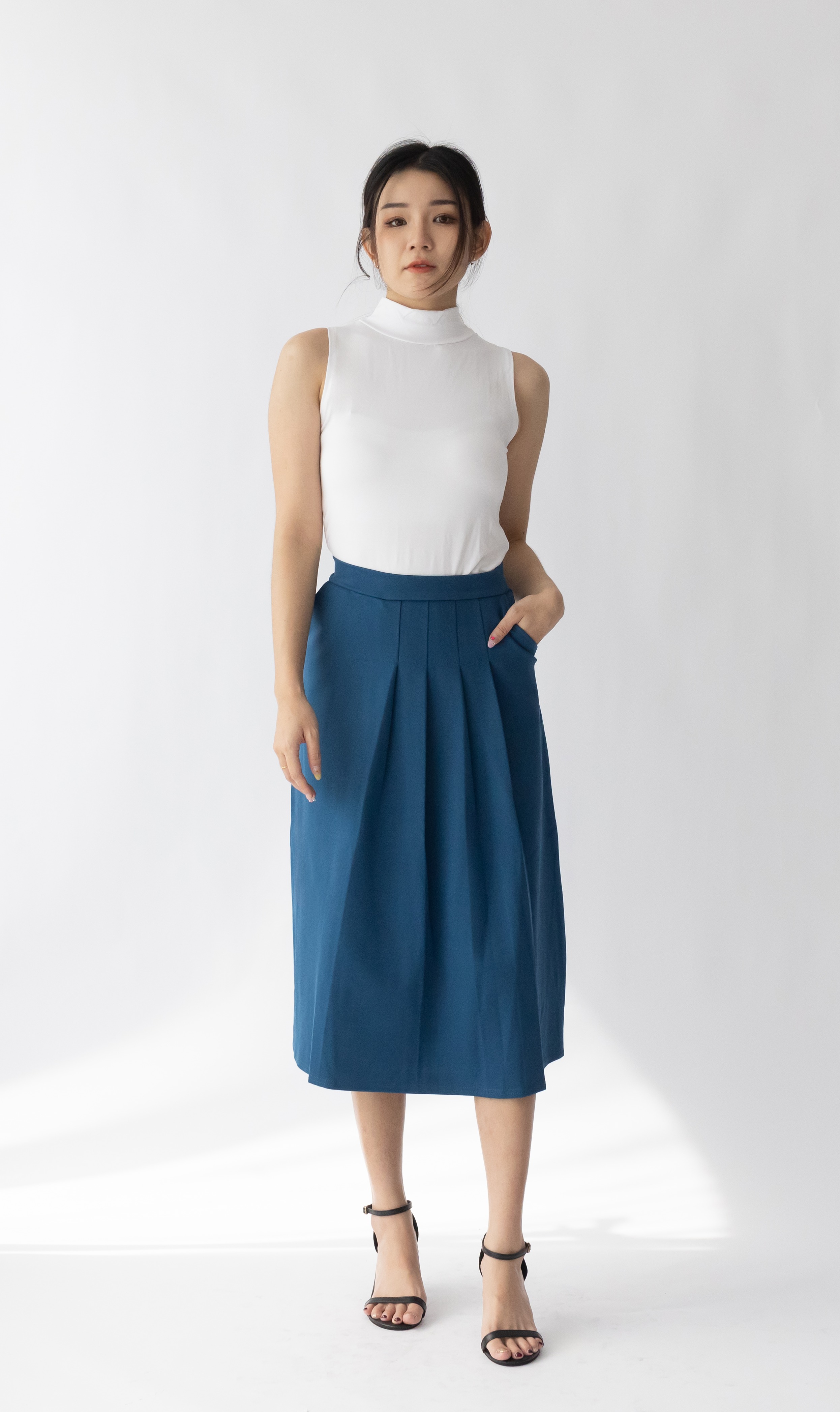 004 Alixane A-Line Skirt w Pockets (W 36-46cm; H 45-60cm; L 78cm)
