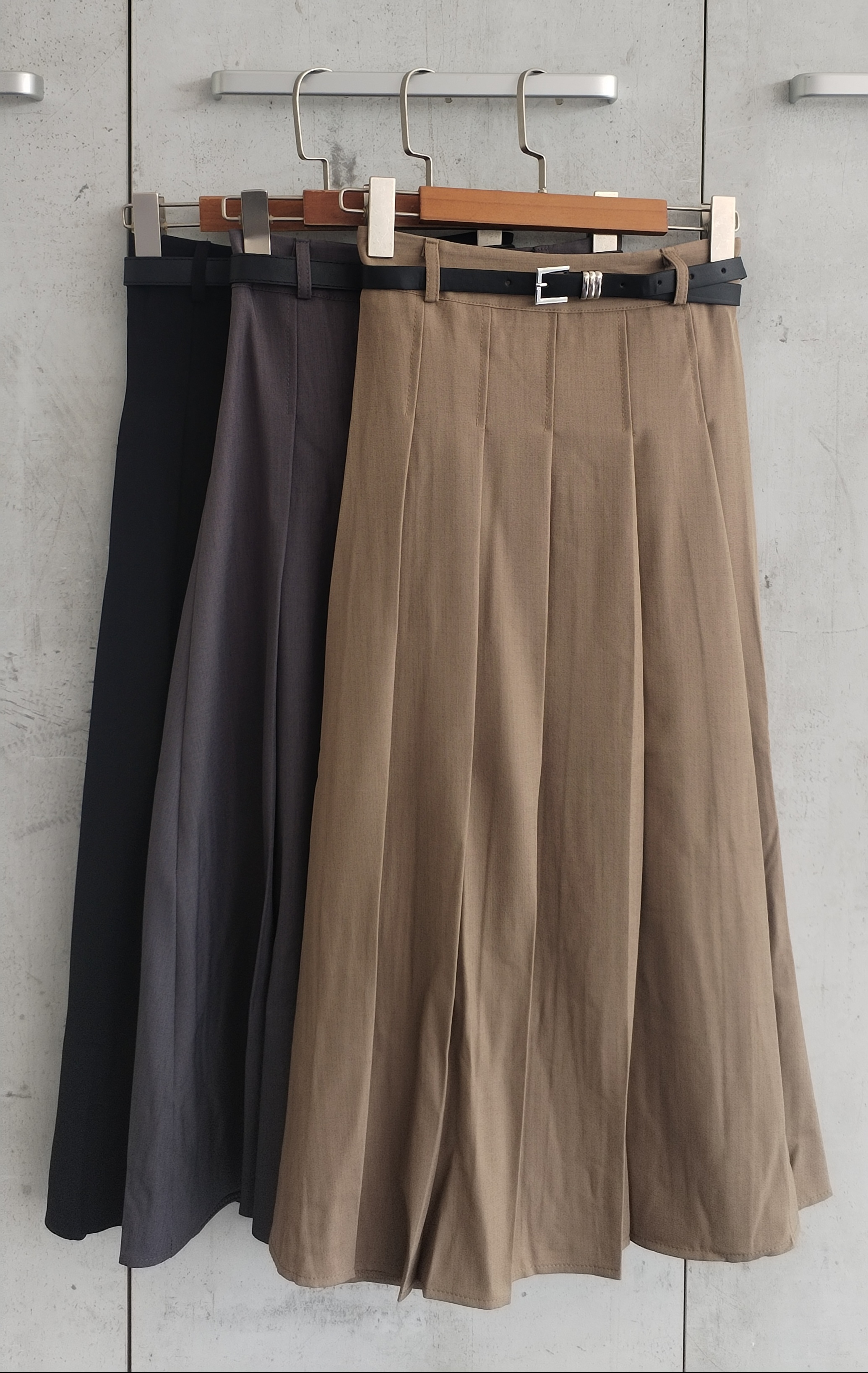 26111 Mave Midi Skirt w Belt (W 31-43cm; H 43-50cm; L 77cm)