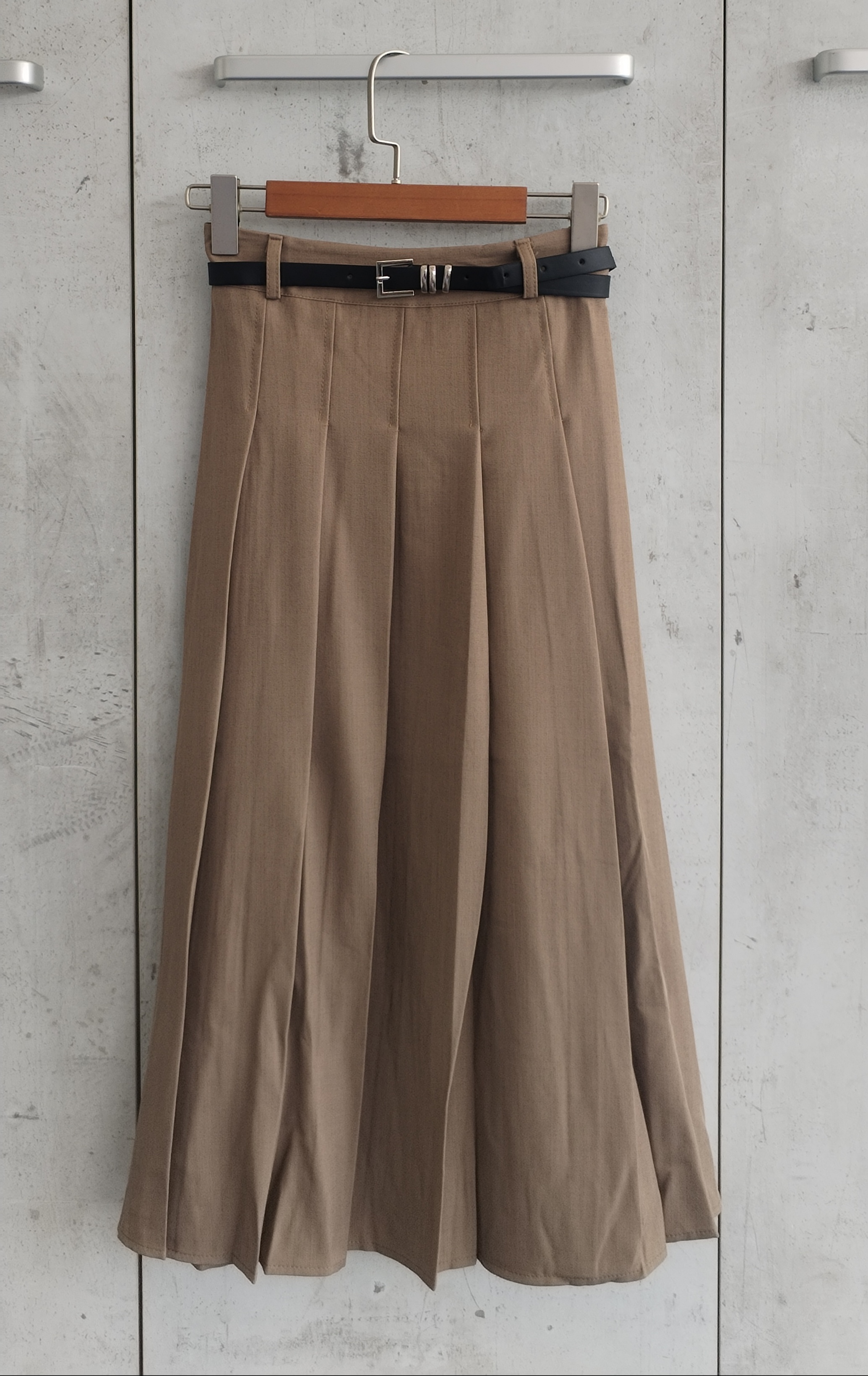 26111 Mave Midi Skirt w Belt (W 31-43cm; H 43-50cm; L 77cm)