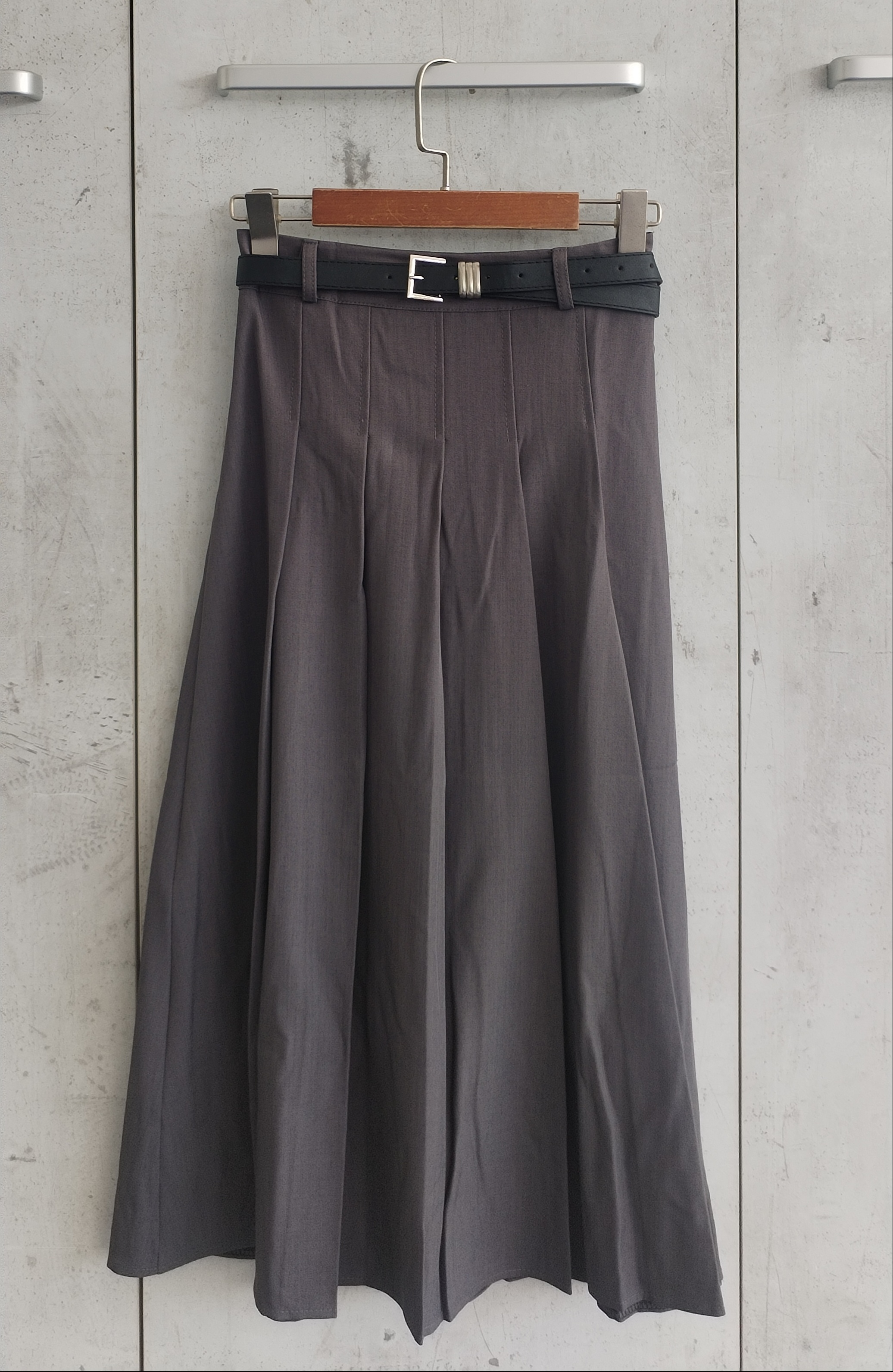 26111 Mave Midi Skirt w Belt (W 31-43cm; H 43-50cm; L 77cm)