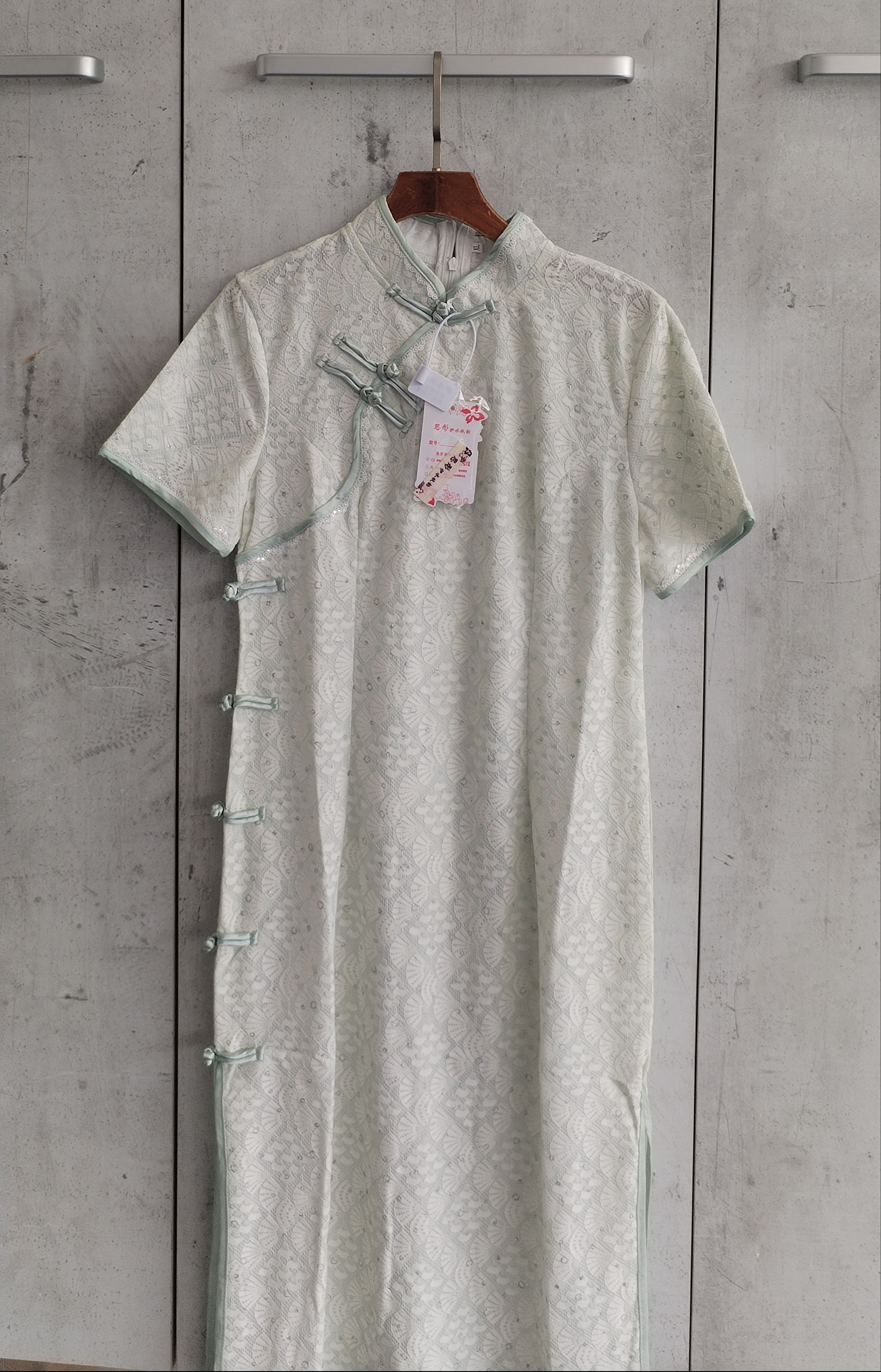 9019 Lilian Lacy Cheongsam (XL: B 46cm; H 47-50cm; L 100cm, XXL: B 48cm; H 49-52cm, XXXL: B 50cm; H 52-55cm)