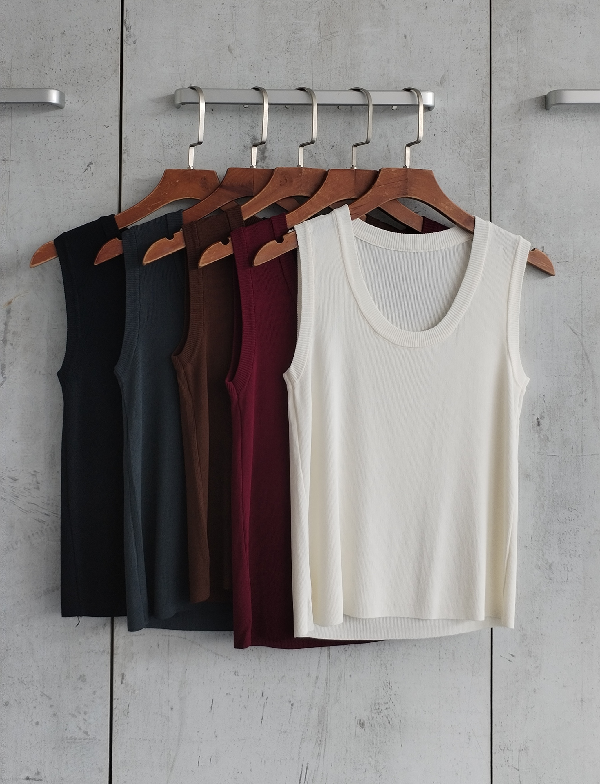 733 Ophel Sleeveless Knit Top (B 34-47cm; L 43cm)
