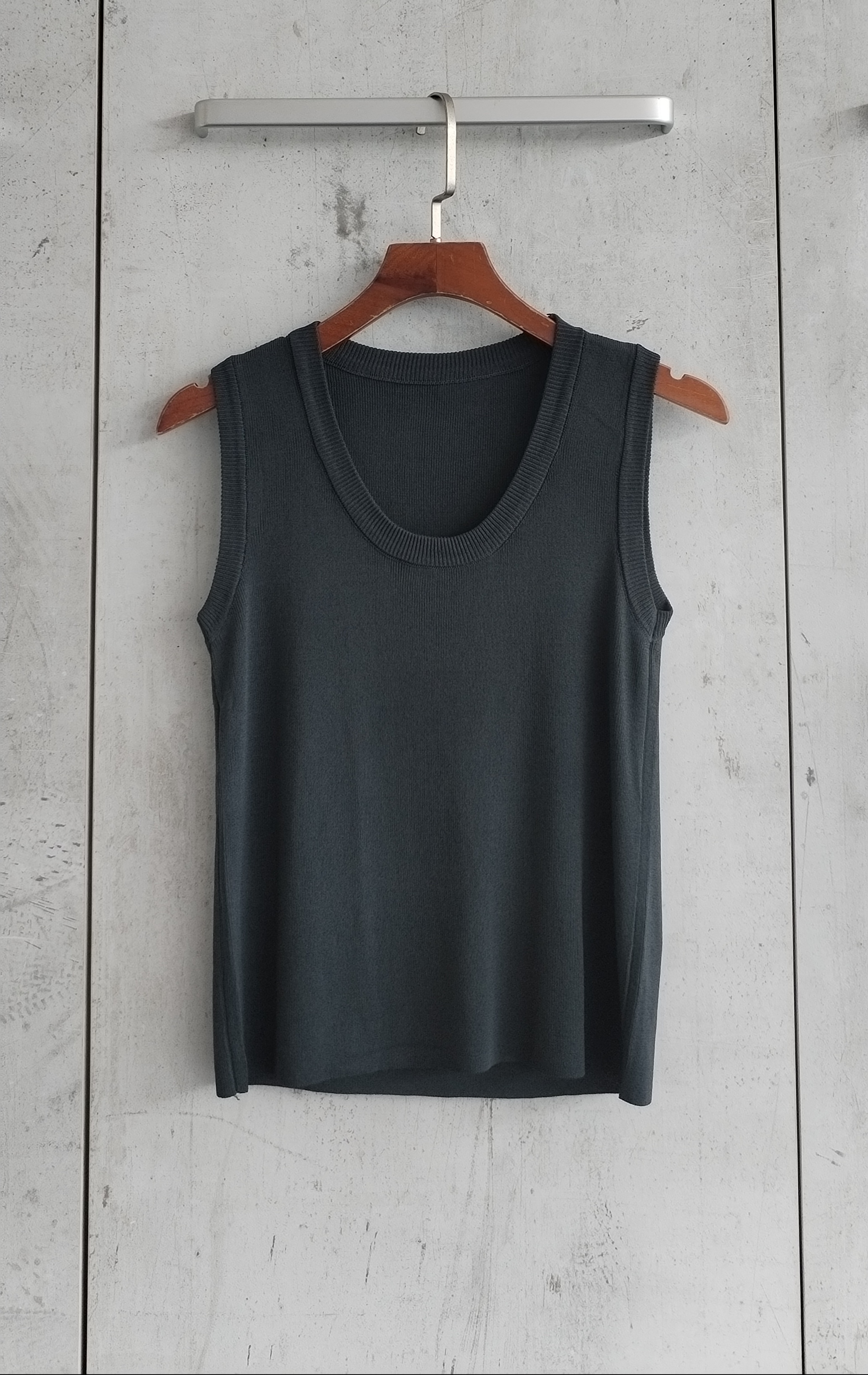 733 Ophel Sleeveless Knit Top (B 34-47cm; L 43cm)