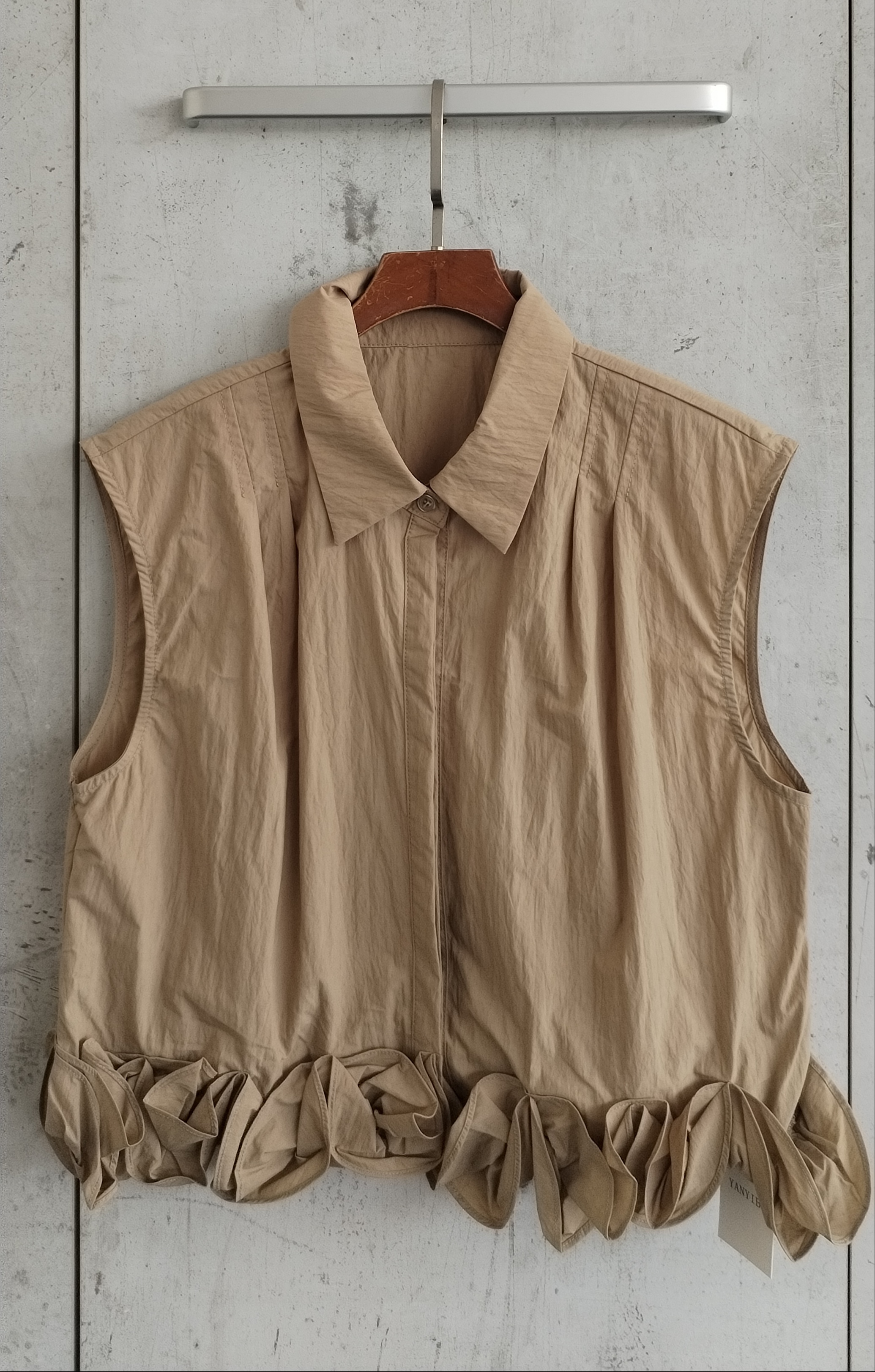 95533 Riano Ruffled Bottom Sleeveless Shirt (B 50cm; L 45cm)