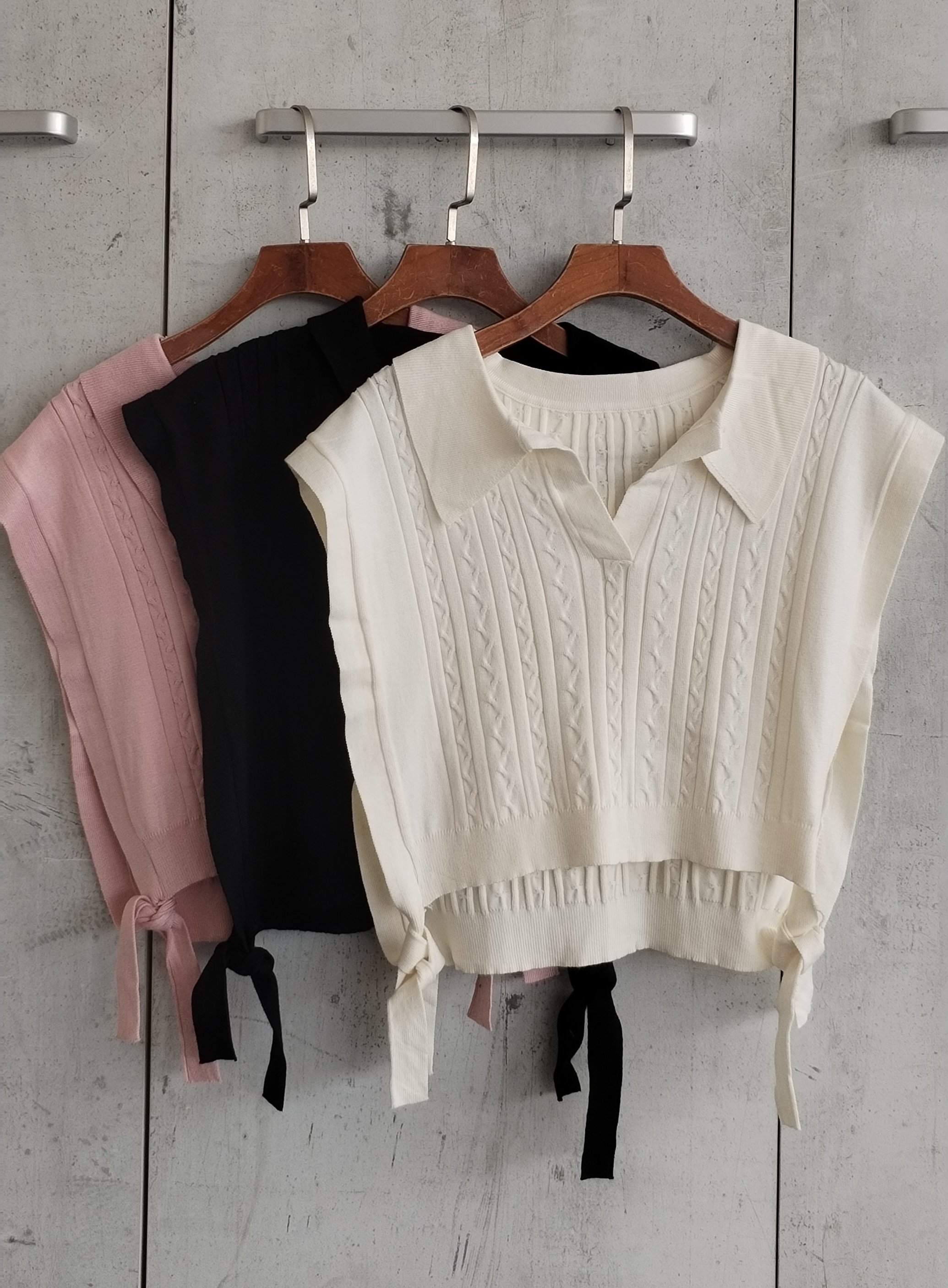 2753 Seveque Side Tie Collared Knit Top (B 43cm; L 42cm)