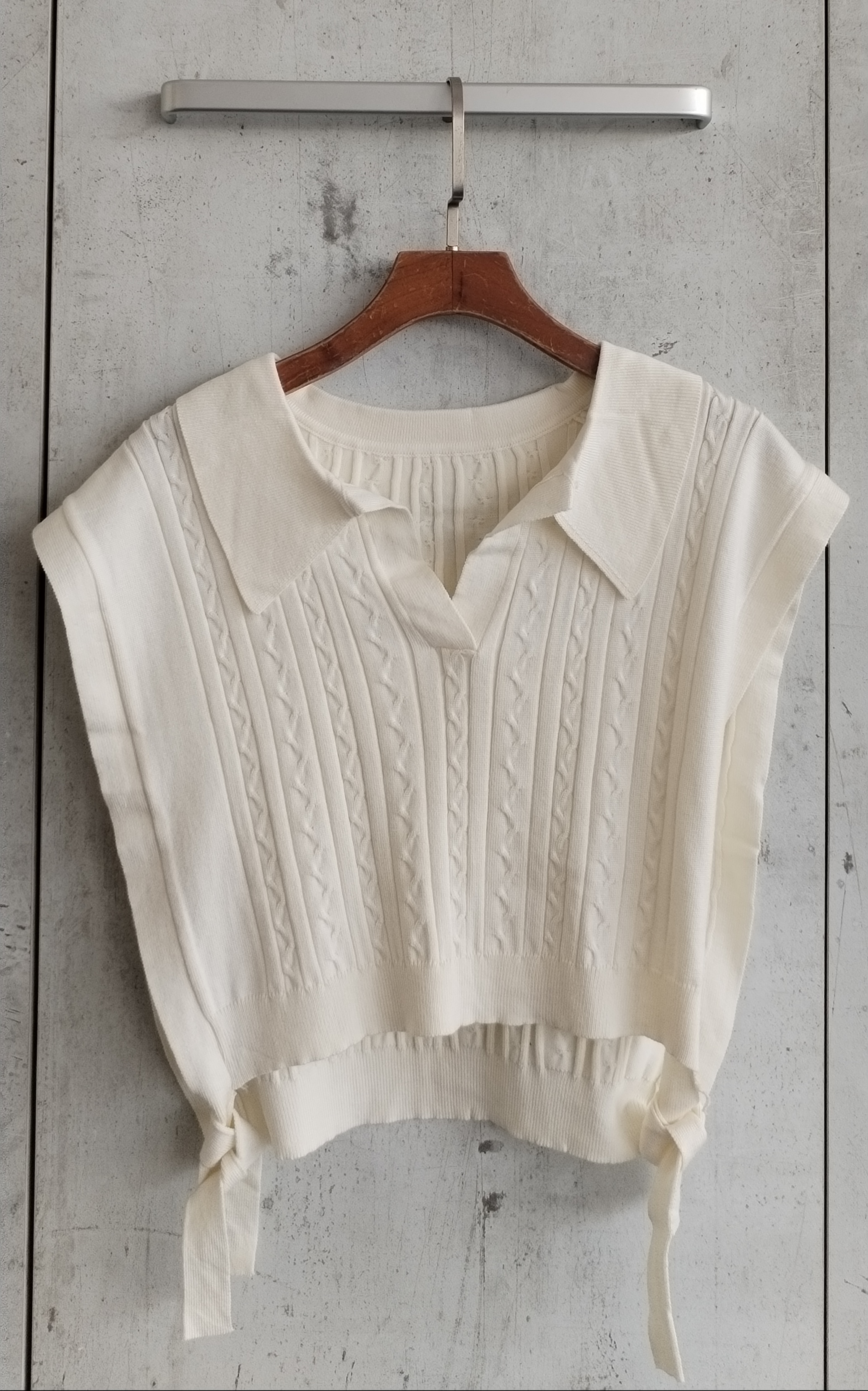 2753 Seveque Side Tie Collared Knit Top (B 43cm; L 42cm)