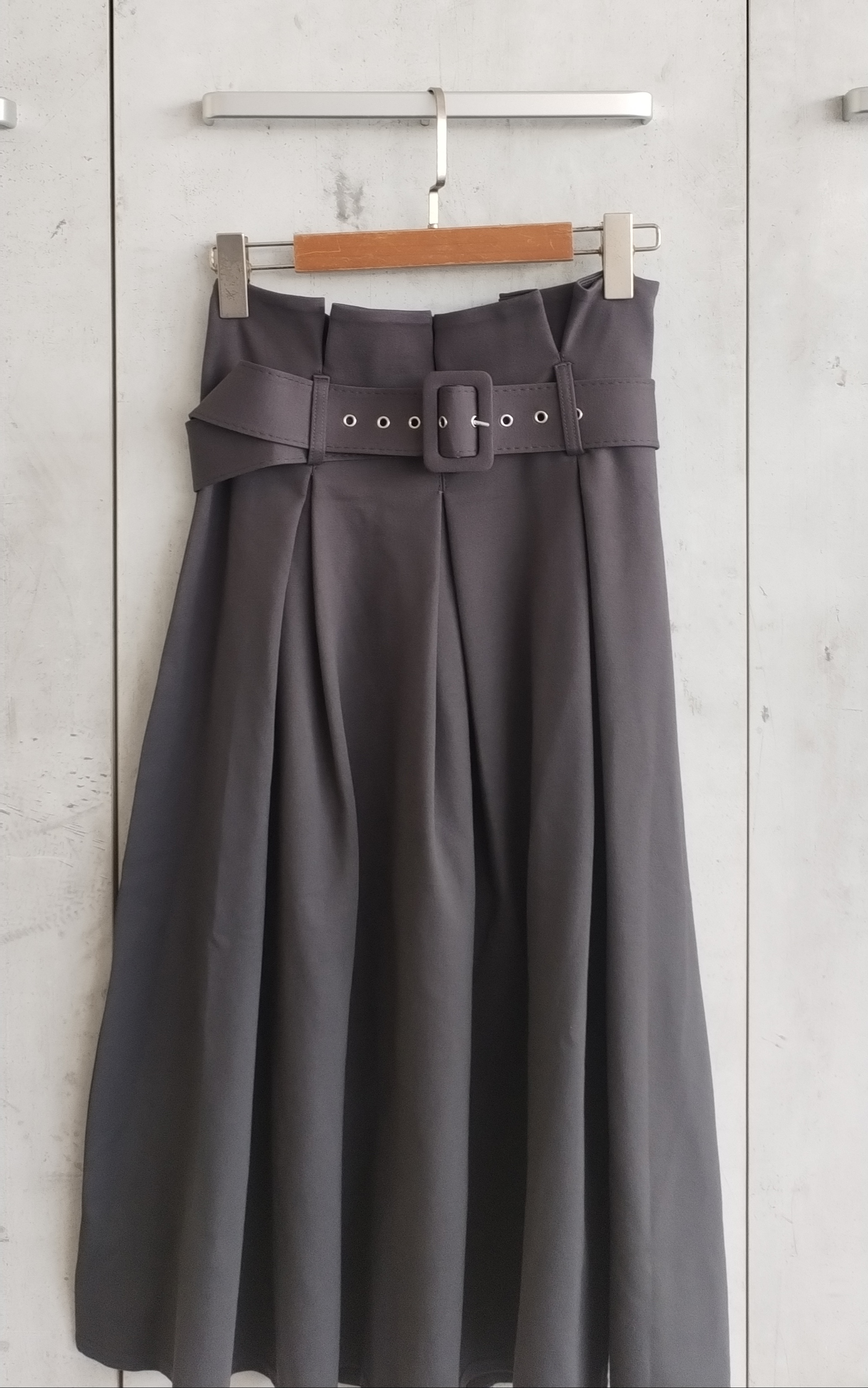 019 Attila A-Line Skirt w Pleated Waist & Belt (W 36-47cm; H 49-65cm; L 78cm)