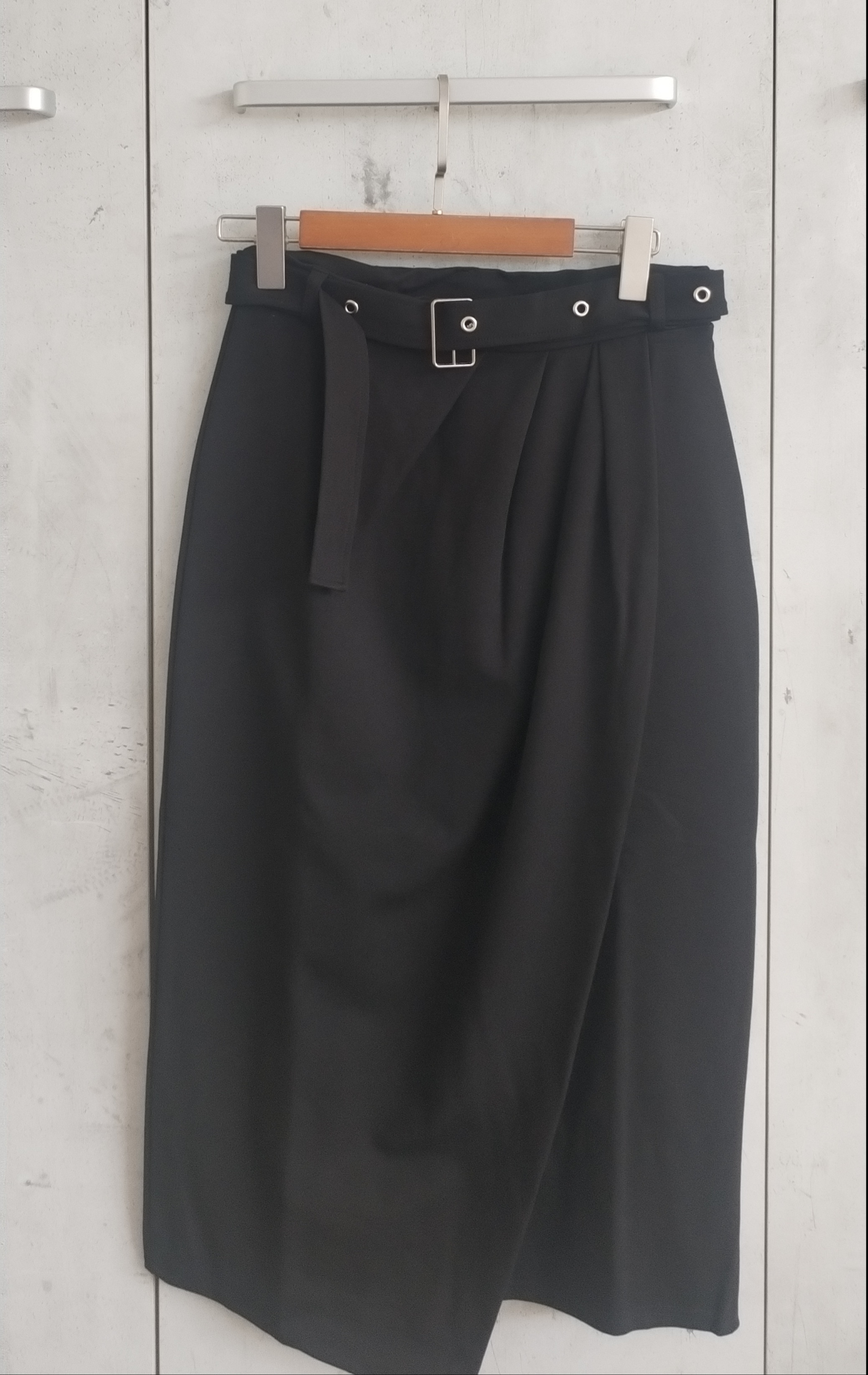 011 Baurelle Back Slit Skirt w Belt (UW 36-48cm; H 44-59cm; L 75cm)