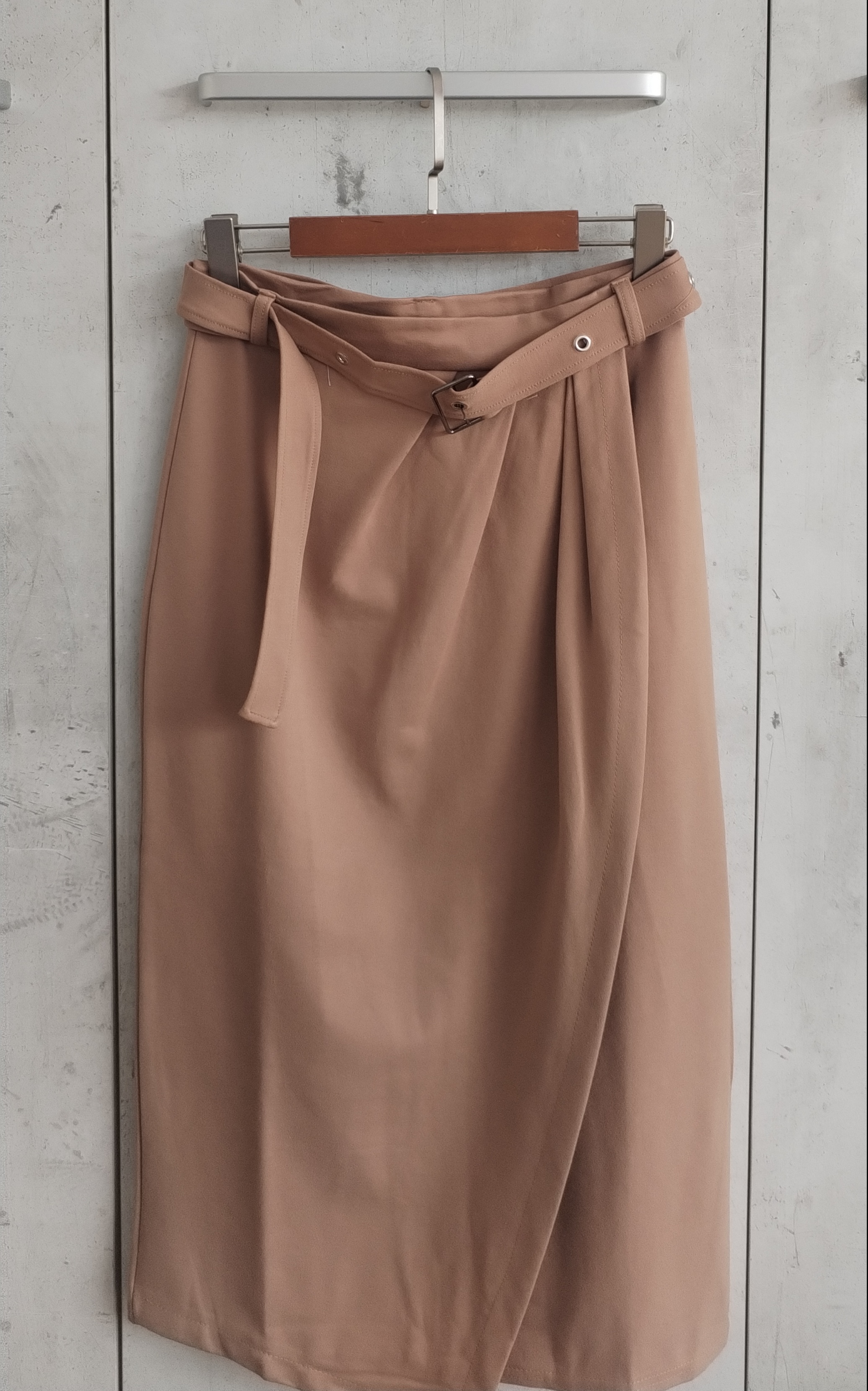 011 Baurelle Back Slit Skirt w Belt (UW 36-48cm; H 44-59cm; L 75cm)