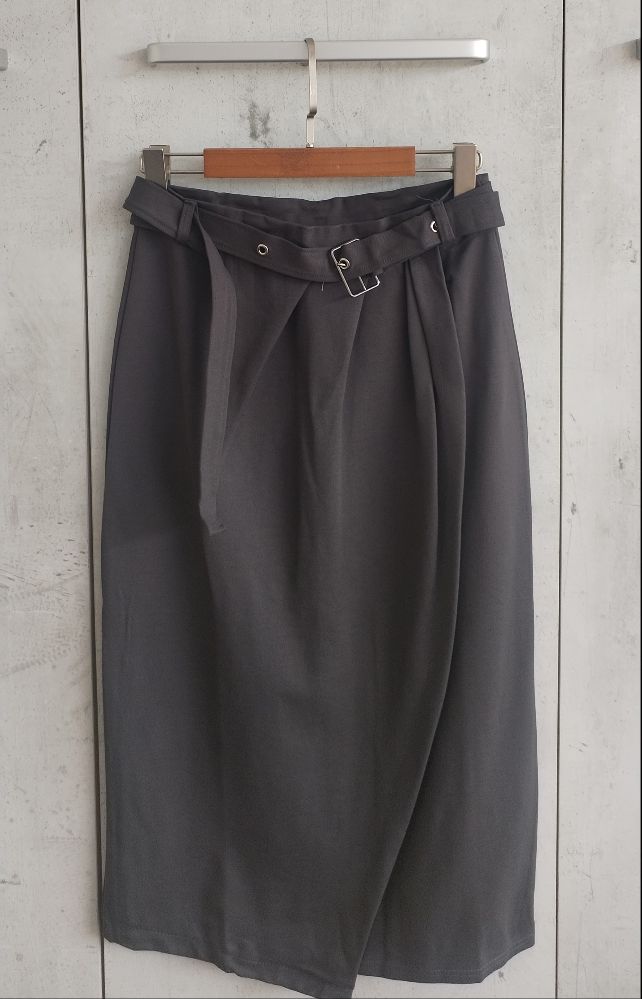 011 Baurelle Back Slit Skirt w Belt (UW 36-48cm; H 44-59cm; L 75cm)