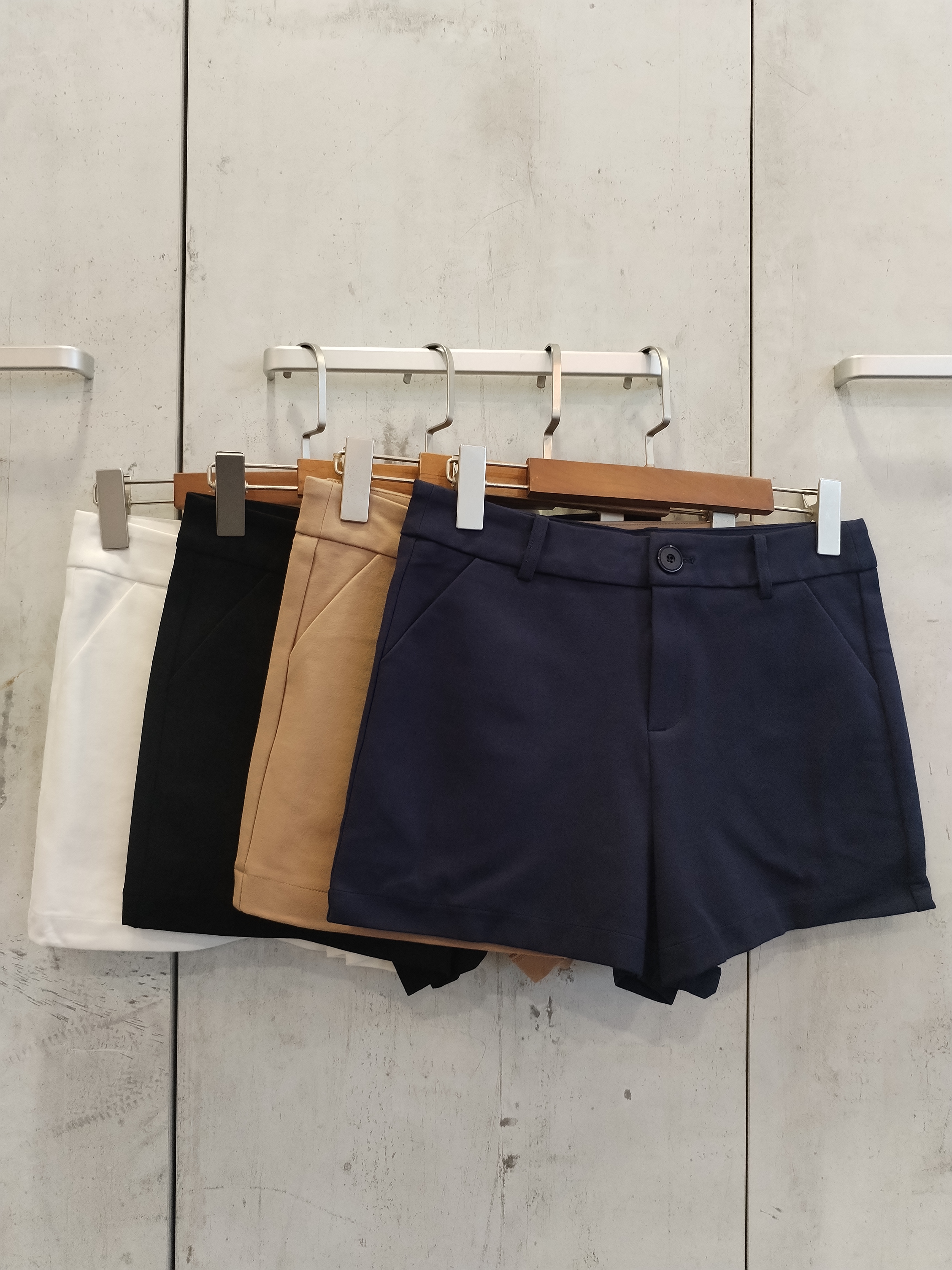 2680 Nicolia Signature Shorts (M Size: UW 36-40cm, H 43-47cm, L 31cm; L Size: UW 37-41cm, H 44-48cm, L 32cm; XL Size: UW 38-42cm, H 45-49cm, L 32cm; XXL Size: UW 42-47cm, H 48-52cm, L 32cm)