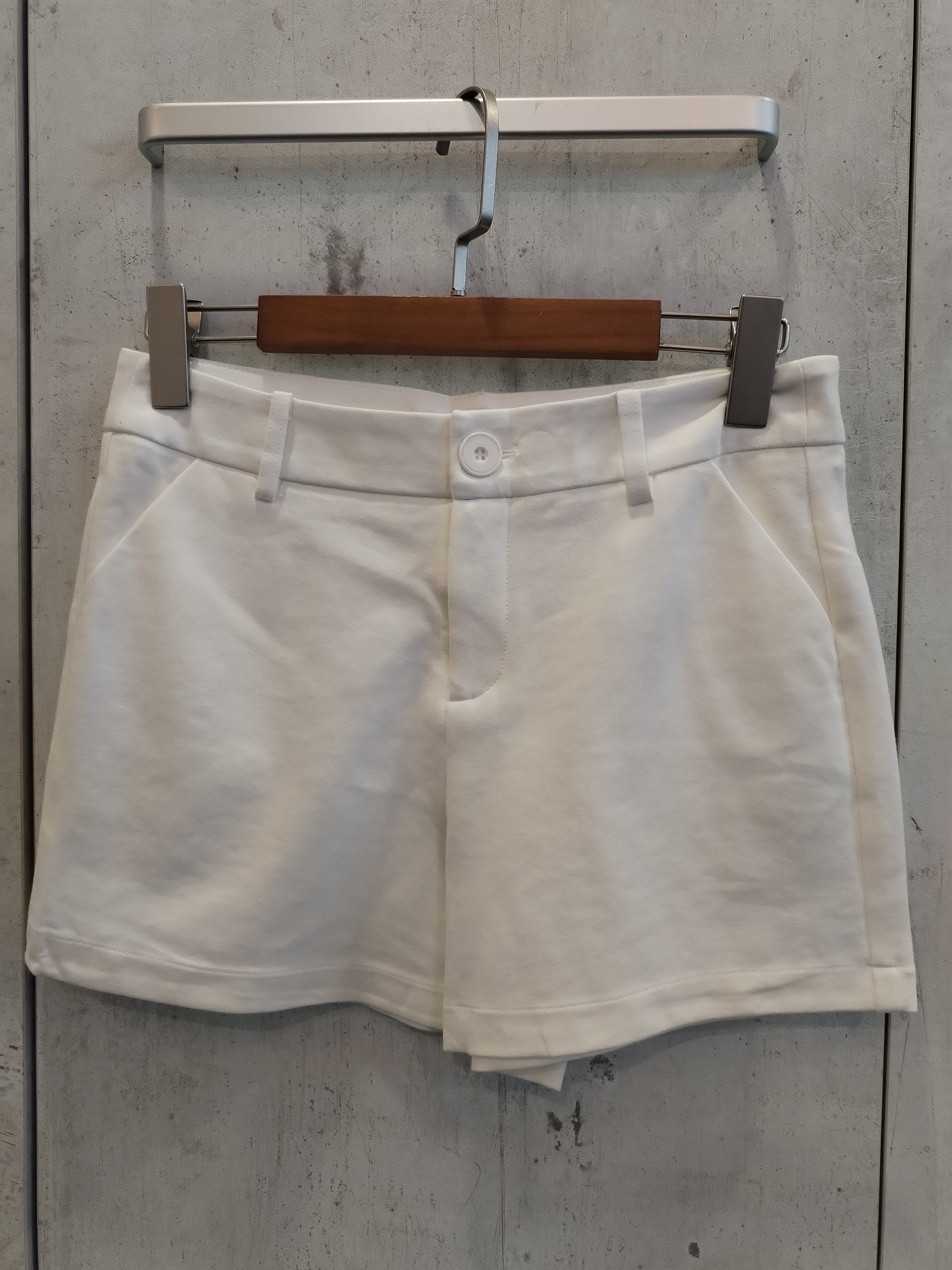 2680 Nicolia Signature Shorts (M Size: UW 36-40cm, H 43-47cm, L 31cm; L Size: UW 37-41cm, H 44-48cm, L 32cm; XL Size: UW 38-42cm, H 45-49cm, L 32cm; XXL Size: UW 42-47cm, H 48-52cm, L 32cm)