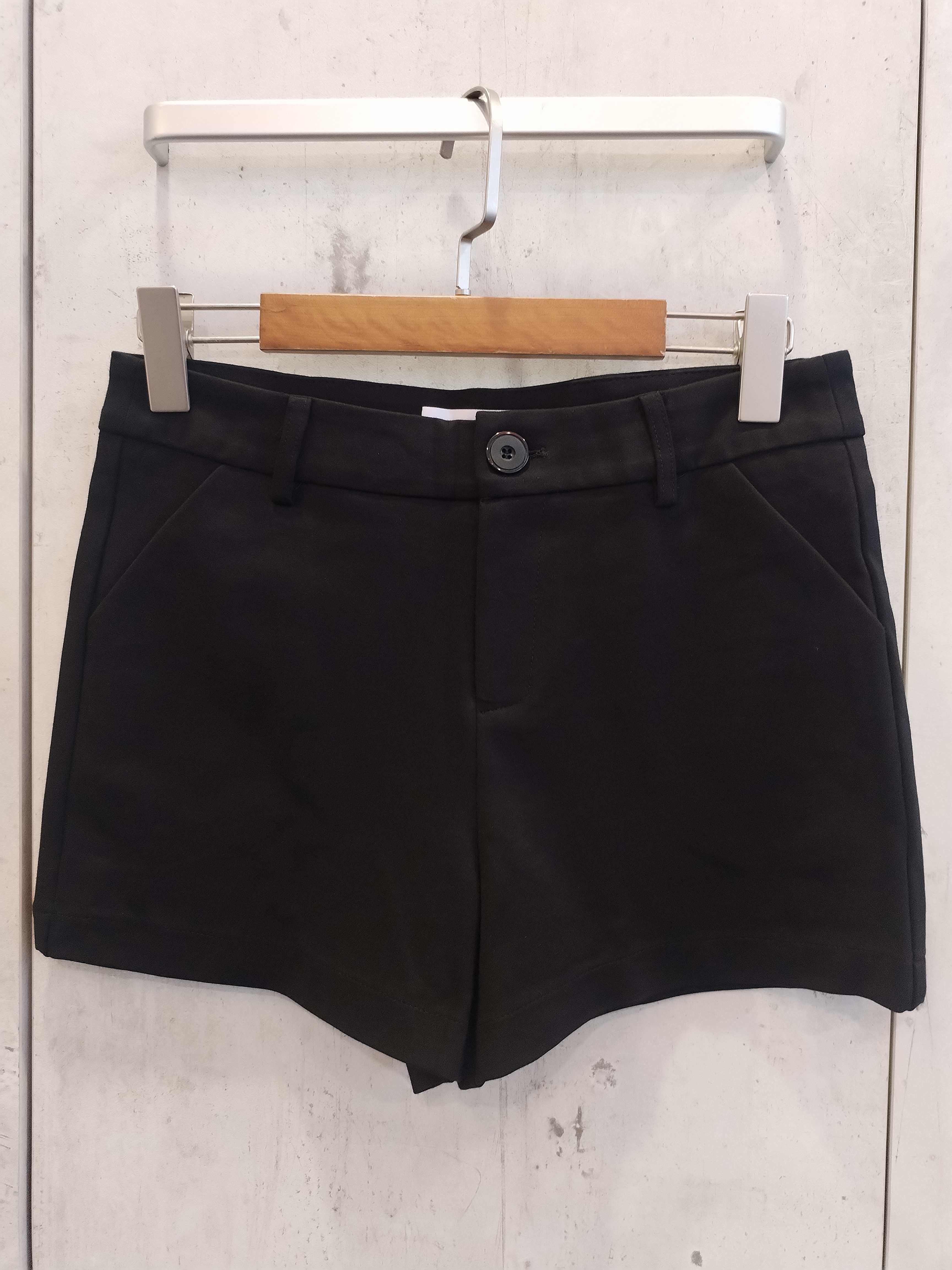 2680 Nicolia Signature Shorts (M Size: UW 36-40cm, H 43-47cm, L 31cm; L Size: UW 37-41cm, H 44-48cm, L 32cm; XL Size: UW 38-42cm, H 45-49cm, L 32cm; XXL Size: UW 42-47cm, H 48-52cm, L 32cm)