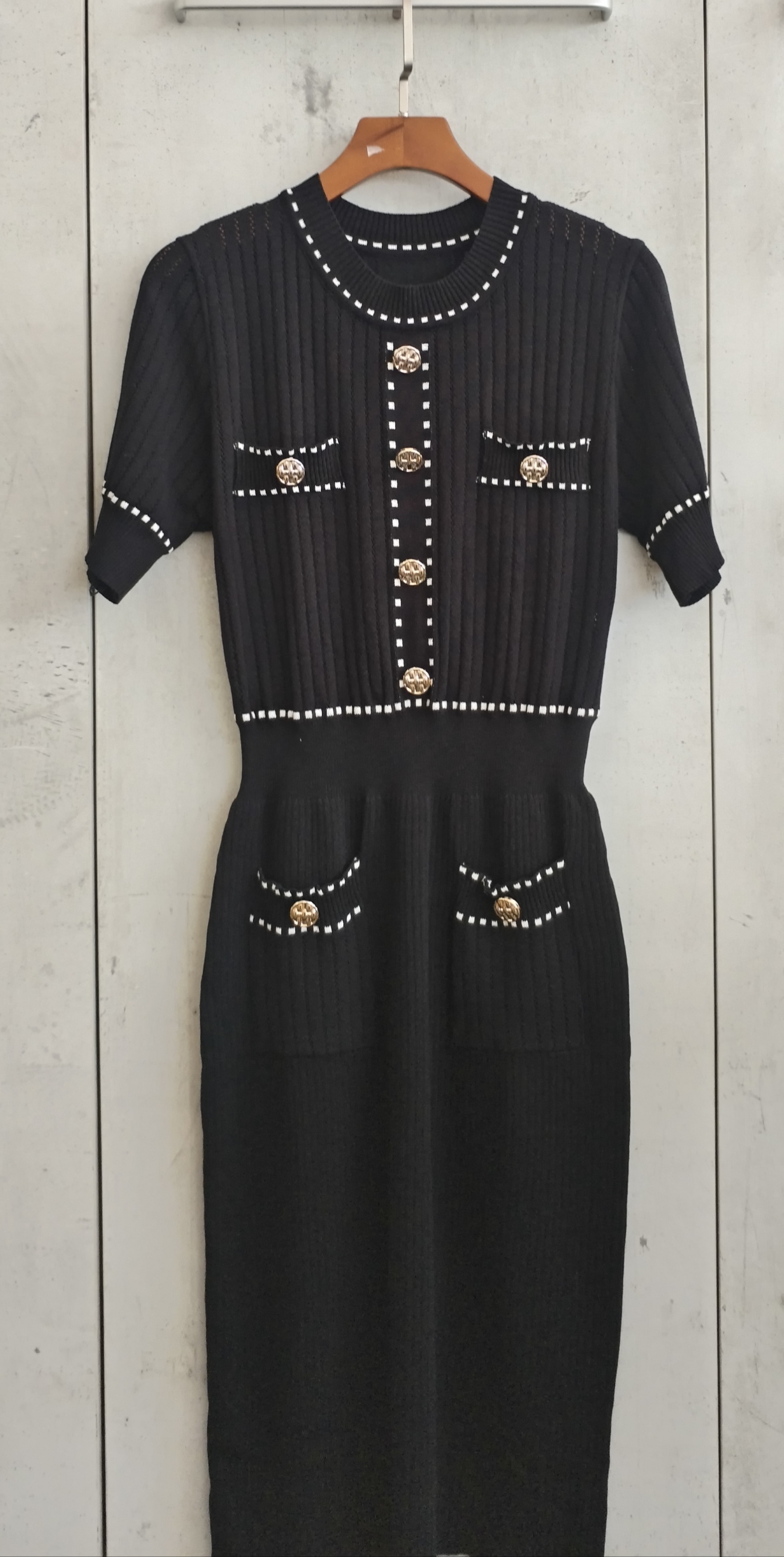 9926 Britton Button-Embellished Knit Dress (B 39-50cm; H 40-65cm; L 97cm)