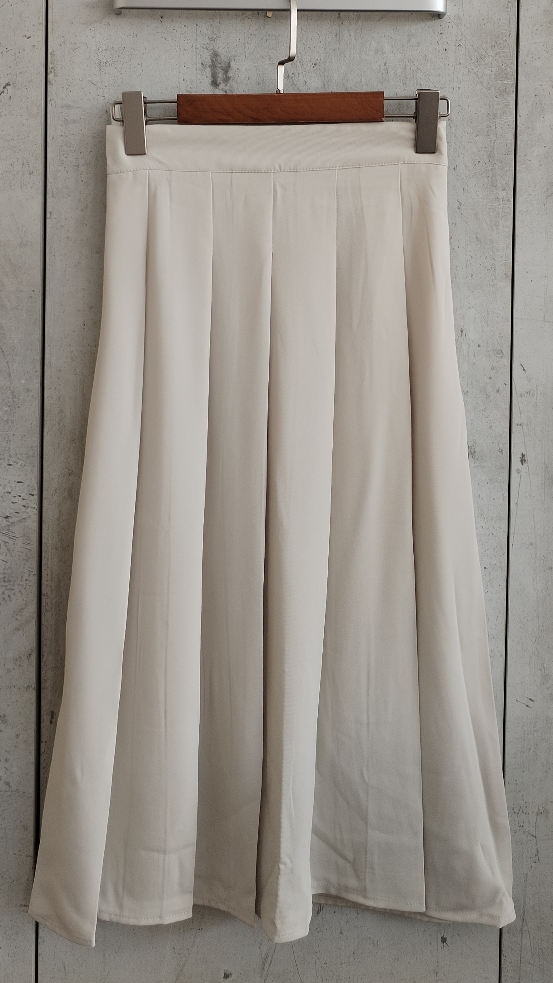 3210 Preslynn Pleated Skirt (UW 31-46cm; H FS; L 78cm)
