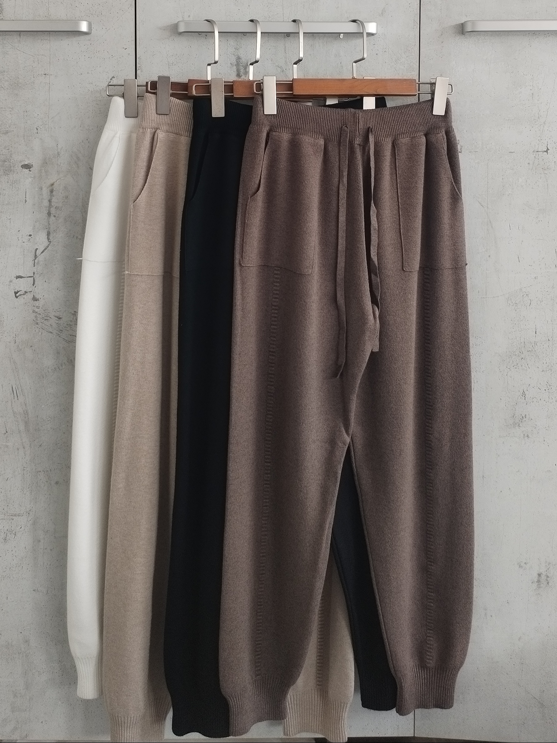301 Kysille Knitted Jogger w Front Pockets (W 31-48cm; H 51-62cm; L 94cm)