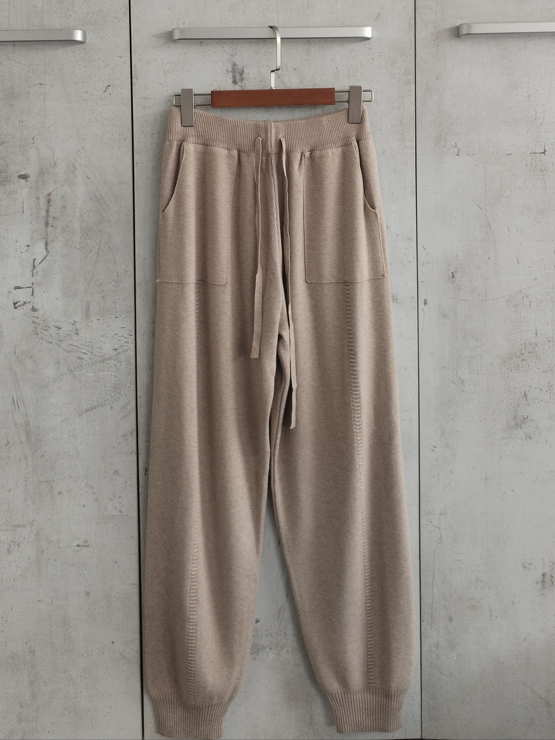 301 Kysille Knitted Jogger w Front Pockets (W 31-48cm; H 51-62cm; L 94cm)