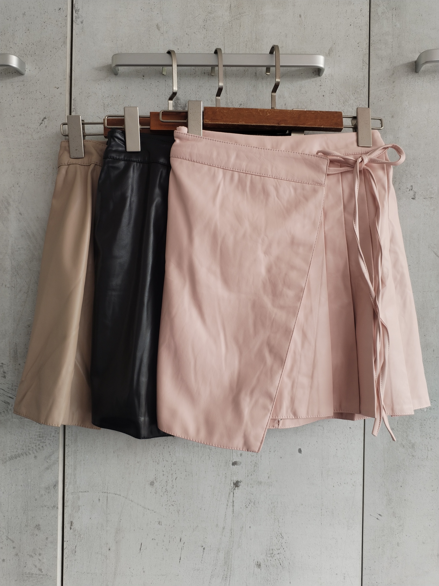 9171 Lesly Leather Mini Skirt w Side Zipper (UW 30-39cm; H 41-48cm; L 39cm)