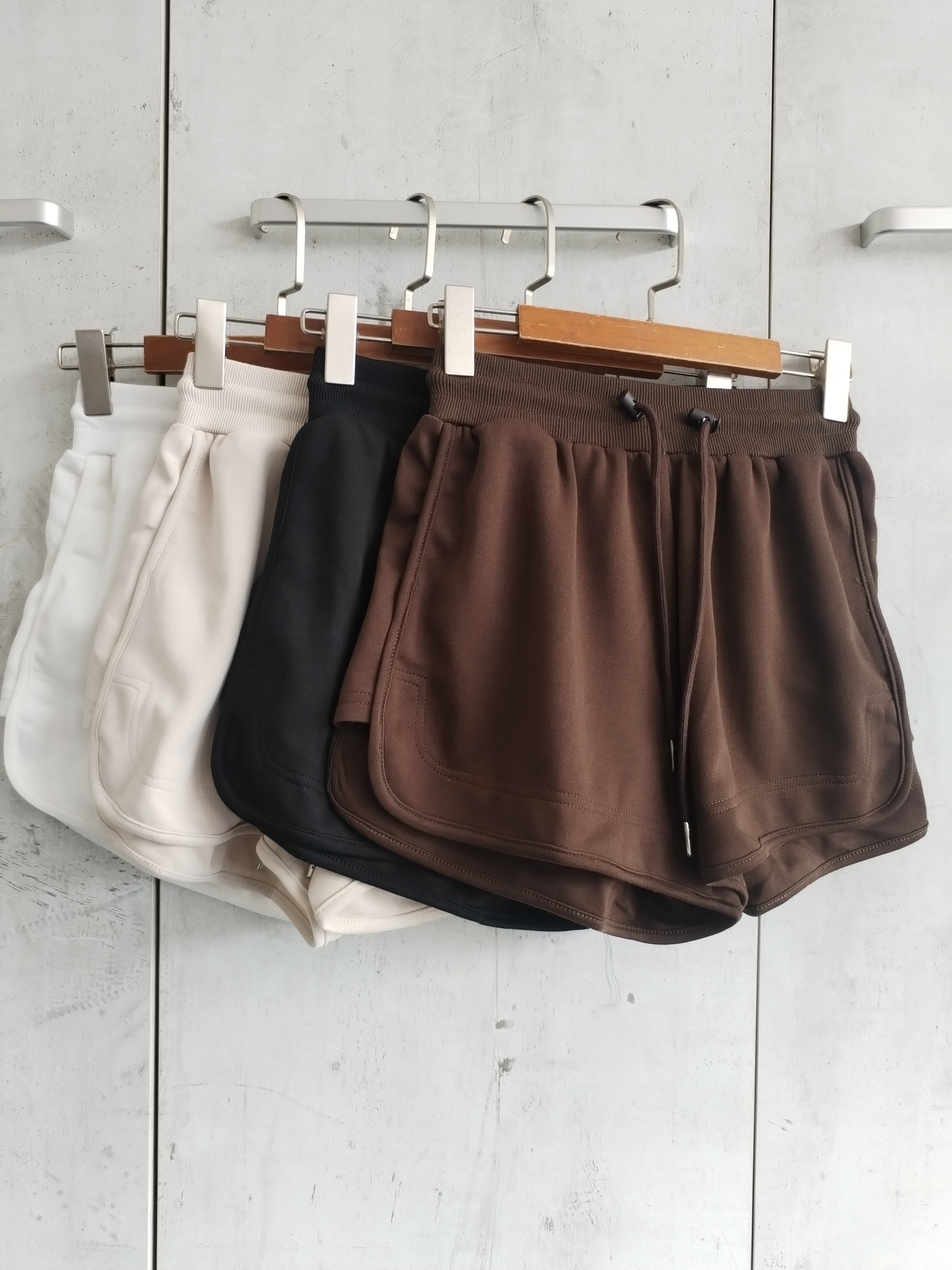 813 Scotlyn Sweat Shorts w Tie-Waist (UW 31-48cm; H 53-63cm; L 33cm)