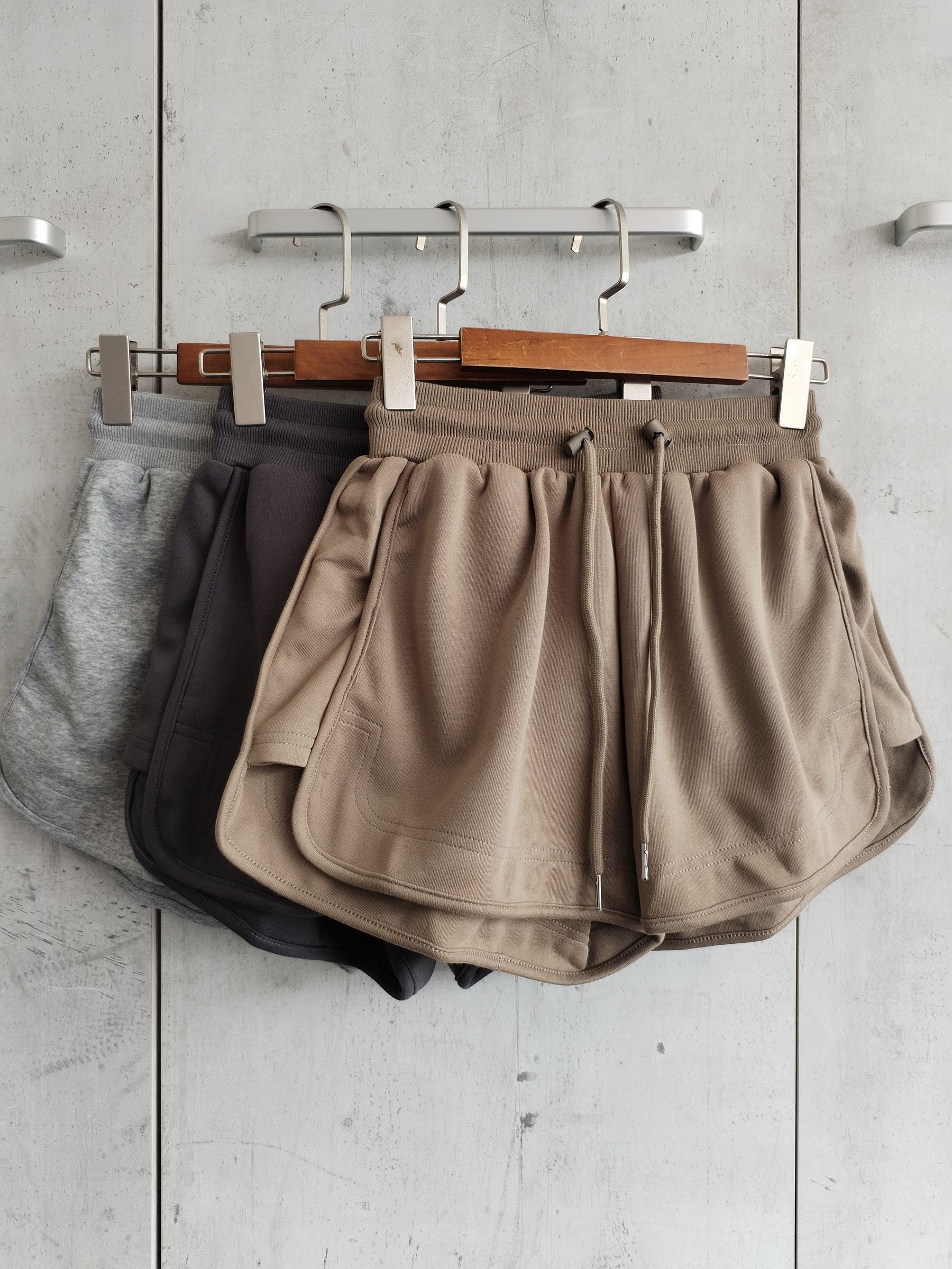 813 Scotlyn Sweat Shorts w Tie-Waist (UW 31-48cm; H 53-63cm; L 33cm)