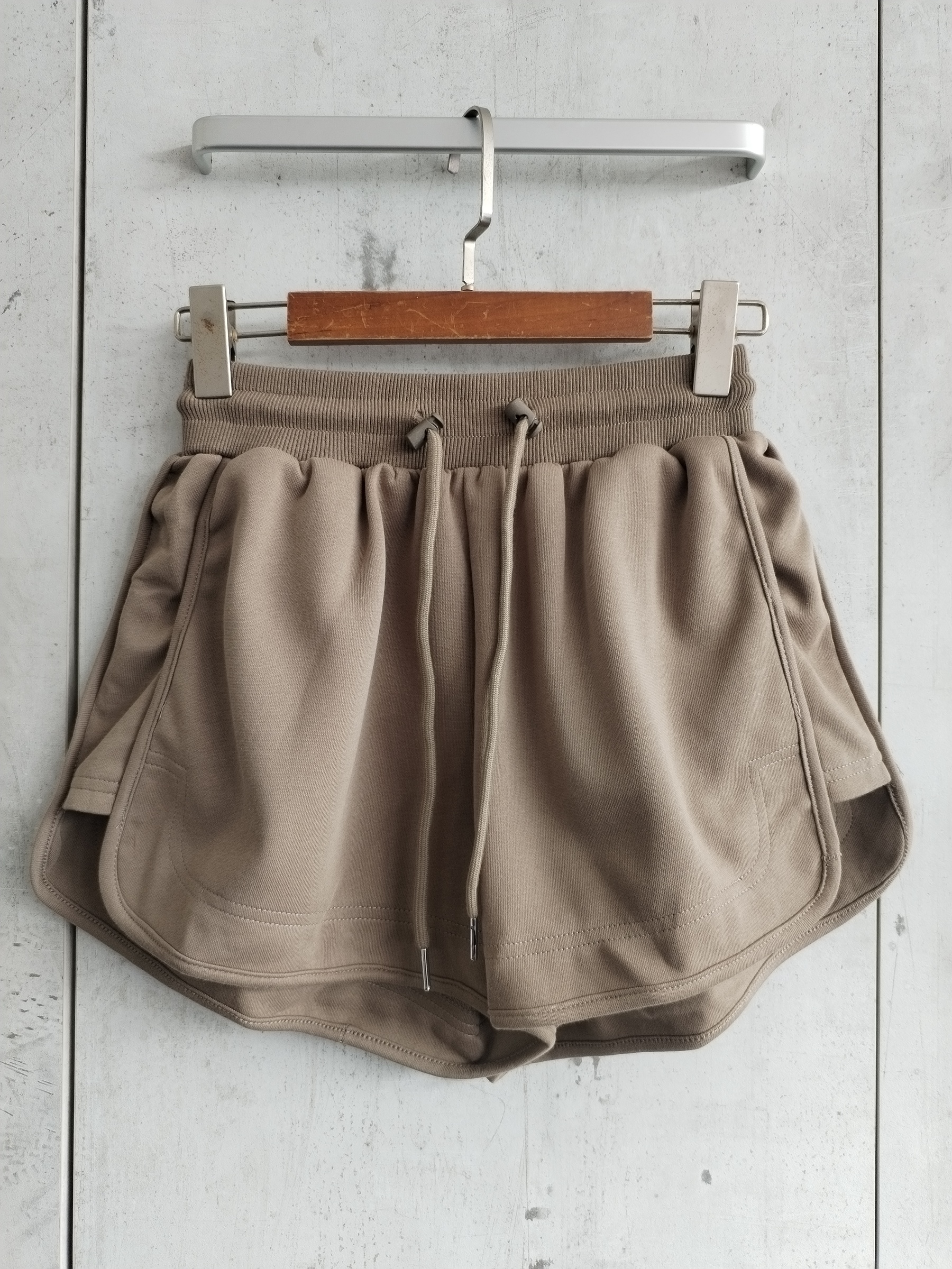 813 Scotlyn Sweat Shorts w Tie-Waist (UW 31-48cm; H 53-63cm; L 33cm)