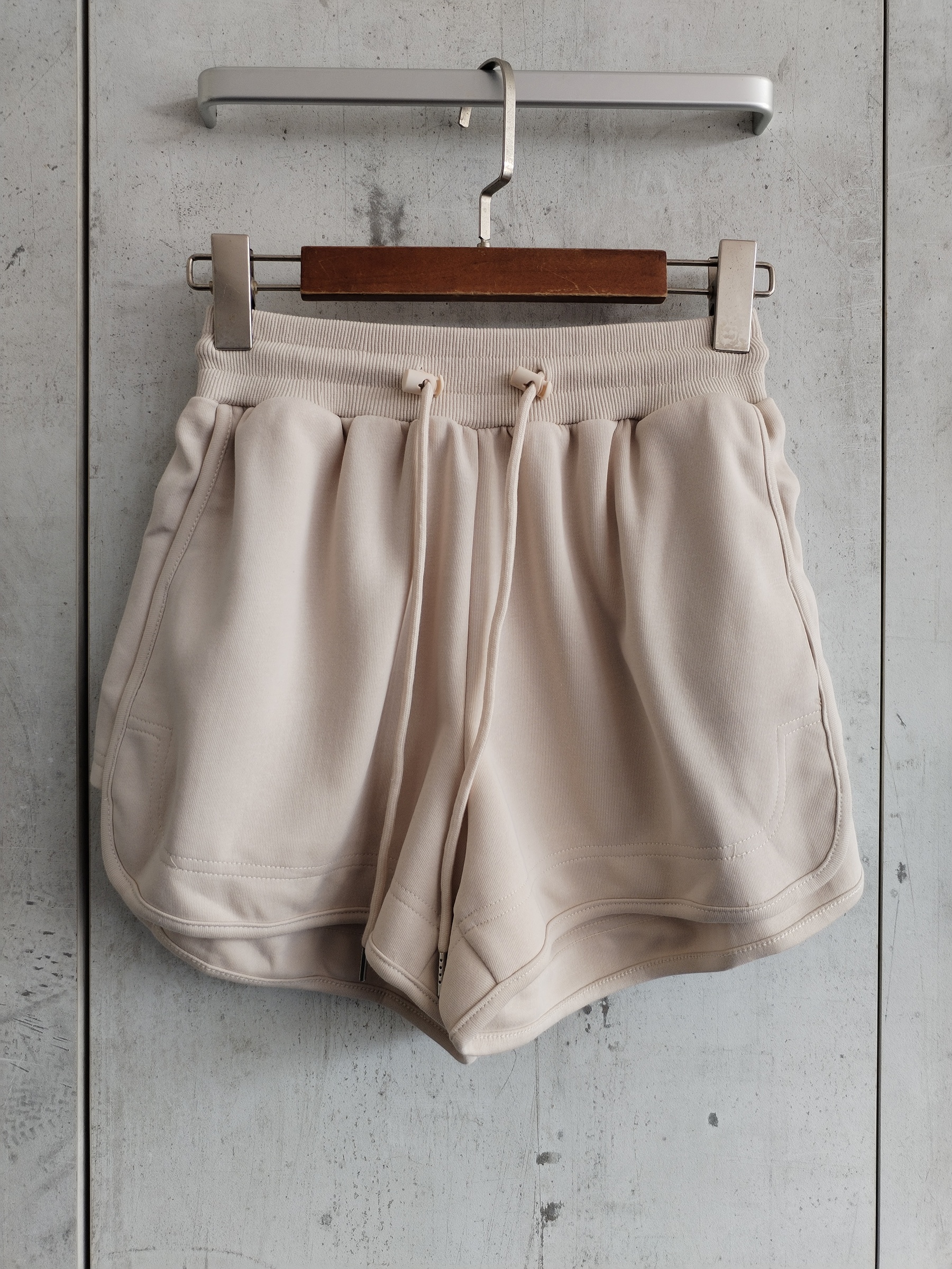813 Scotlyn Sweat Shorts w Tie-Waist (UW 31-48cm; H 53-63cm; L 33cm)