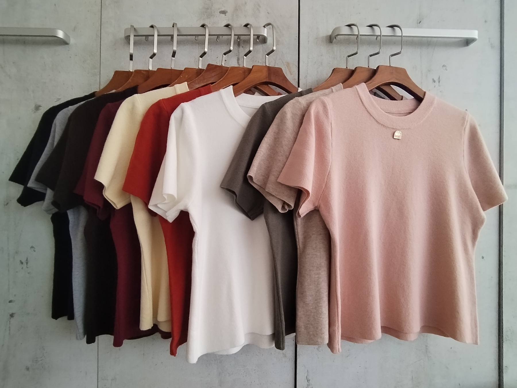 8332 Peighton Short Sleeve Knit Top w Pendant (B 40-53cm; L 49cm)