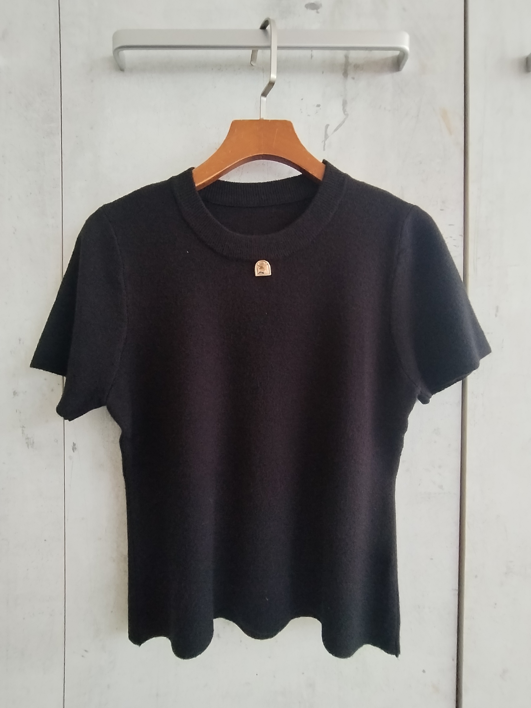 8332 Peighton Short Sleeve Knit Top w Pendant (B 40-53cm; L 49cm)