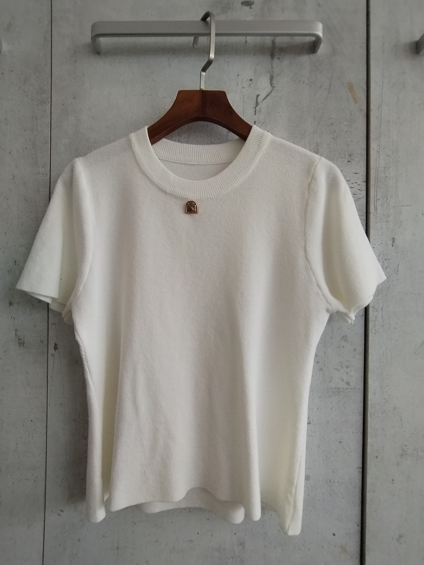 8332 Peighton Short Sleeve Knit Top w Pendant (B 40-53cm; L 49cm)