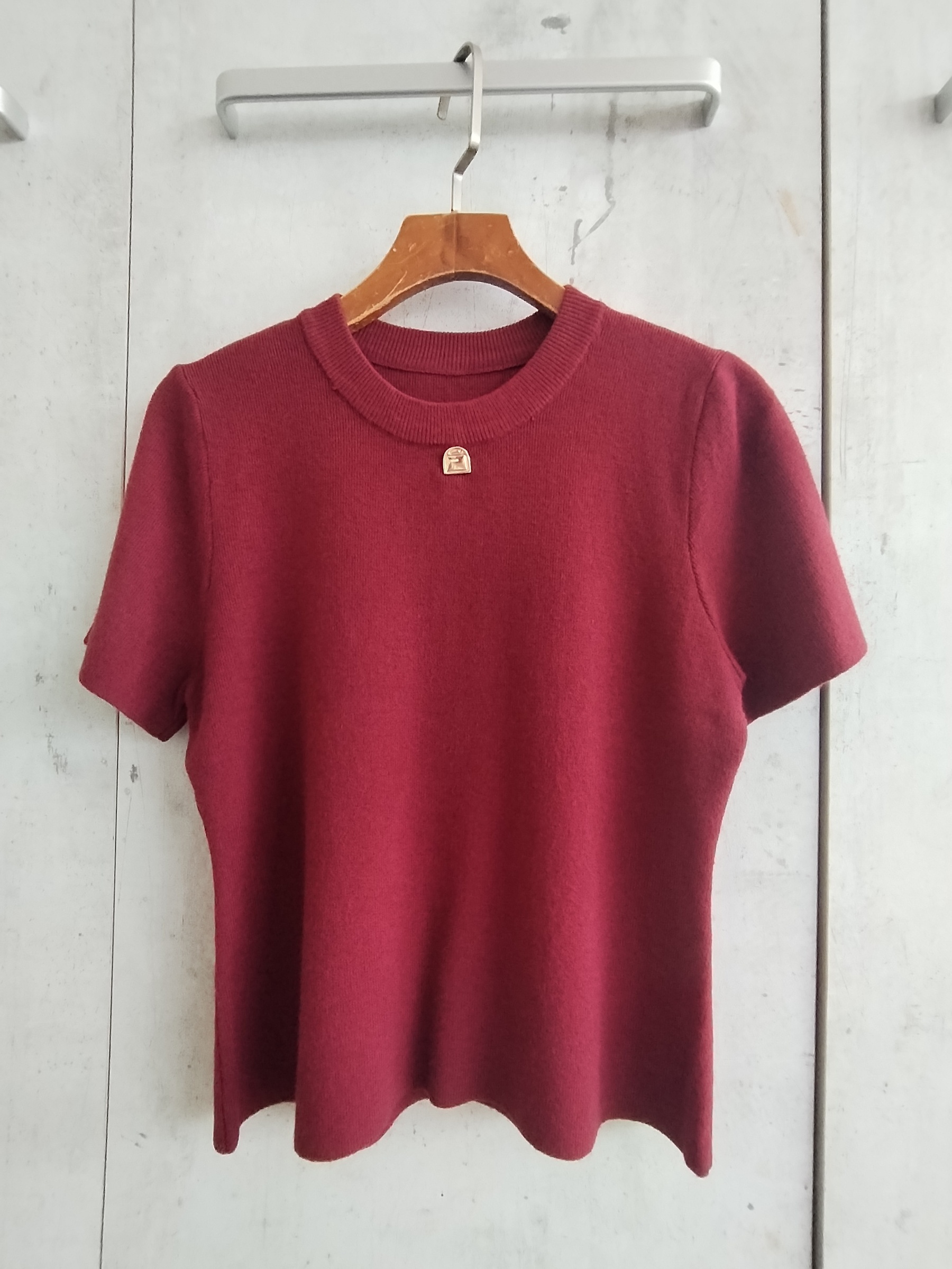 8332 Peighton Short Sleeve Knit Top w Pendant (B 40-53cm; L 49cm)