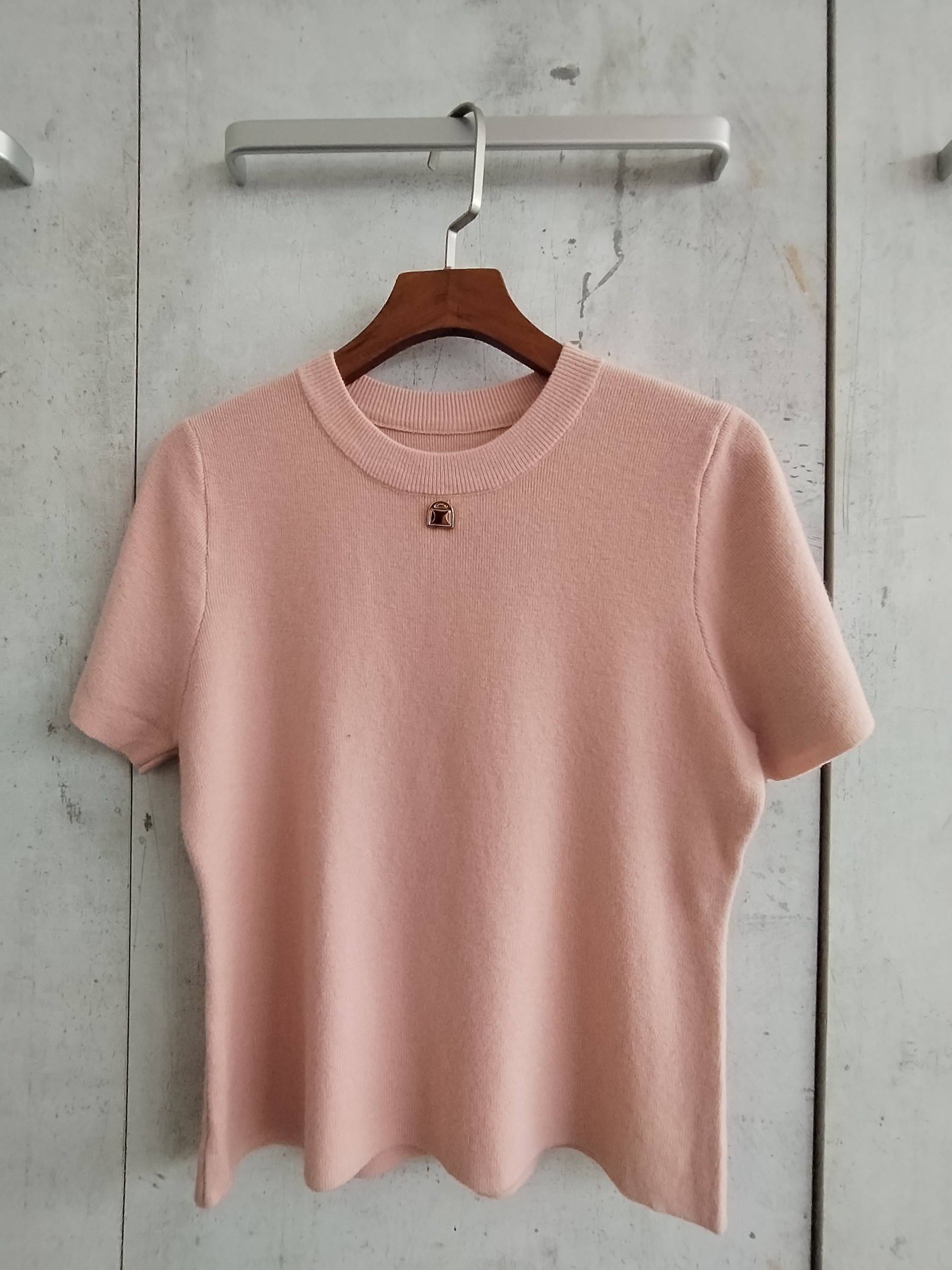 8332 Peighton Short Sleeve Knit Top w Pendant (B 40-53cm; L 49cm)