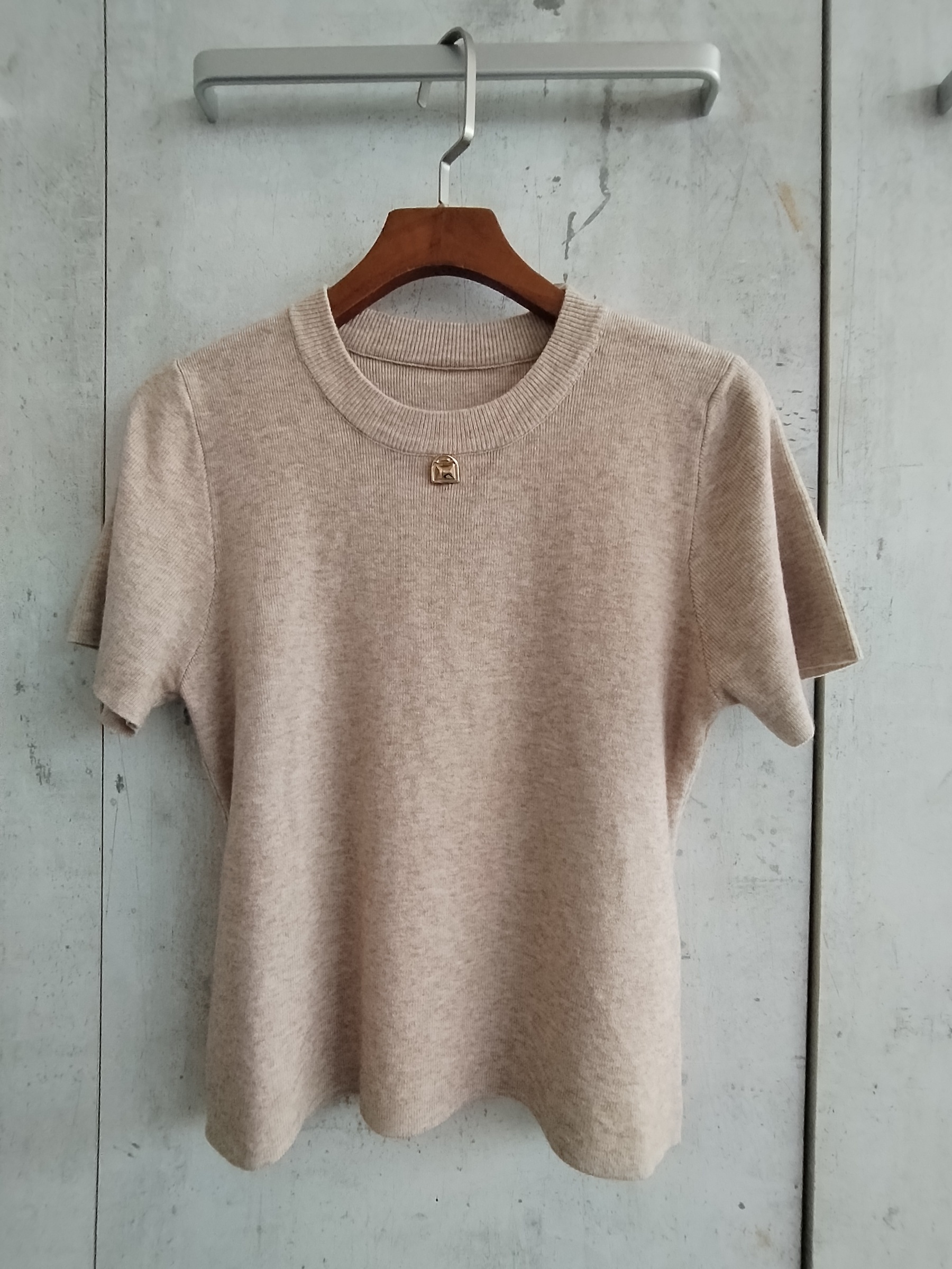 8332 Peighton Short Sleeve Knit Top w Pendant (B 40-53cm; L 49cm)