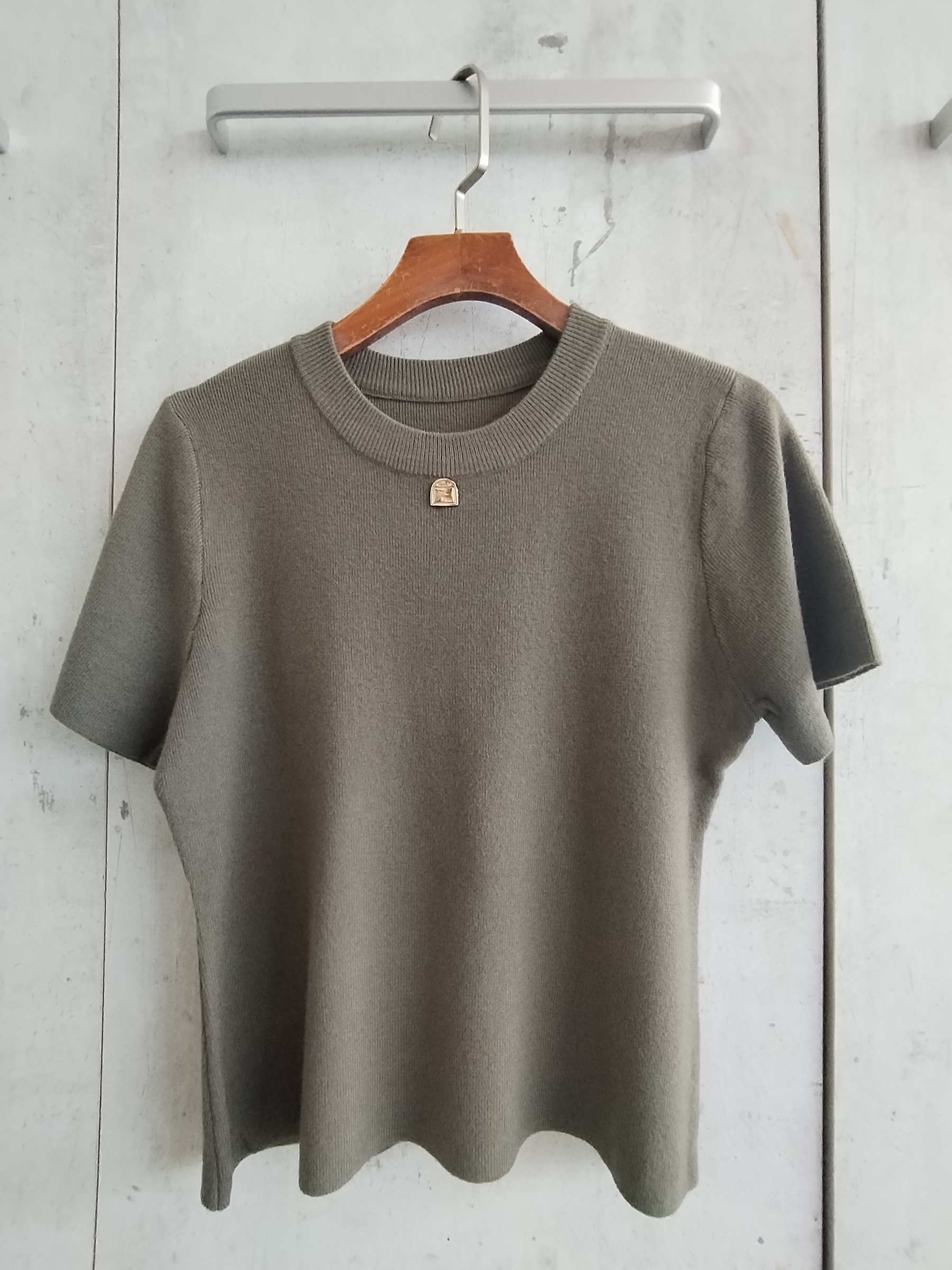 8332 Peighton Short Sleeve Knit Top w Pendant (B 40-53cm; L 49cm)