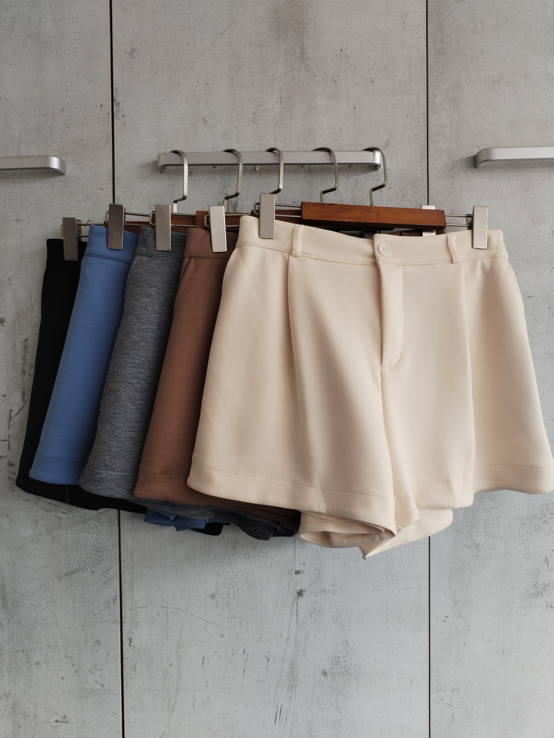 2826 June Shorts (L) (UW 36-53cm; H 54-70cm; L 35cm)