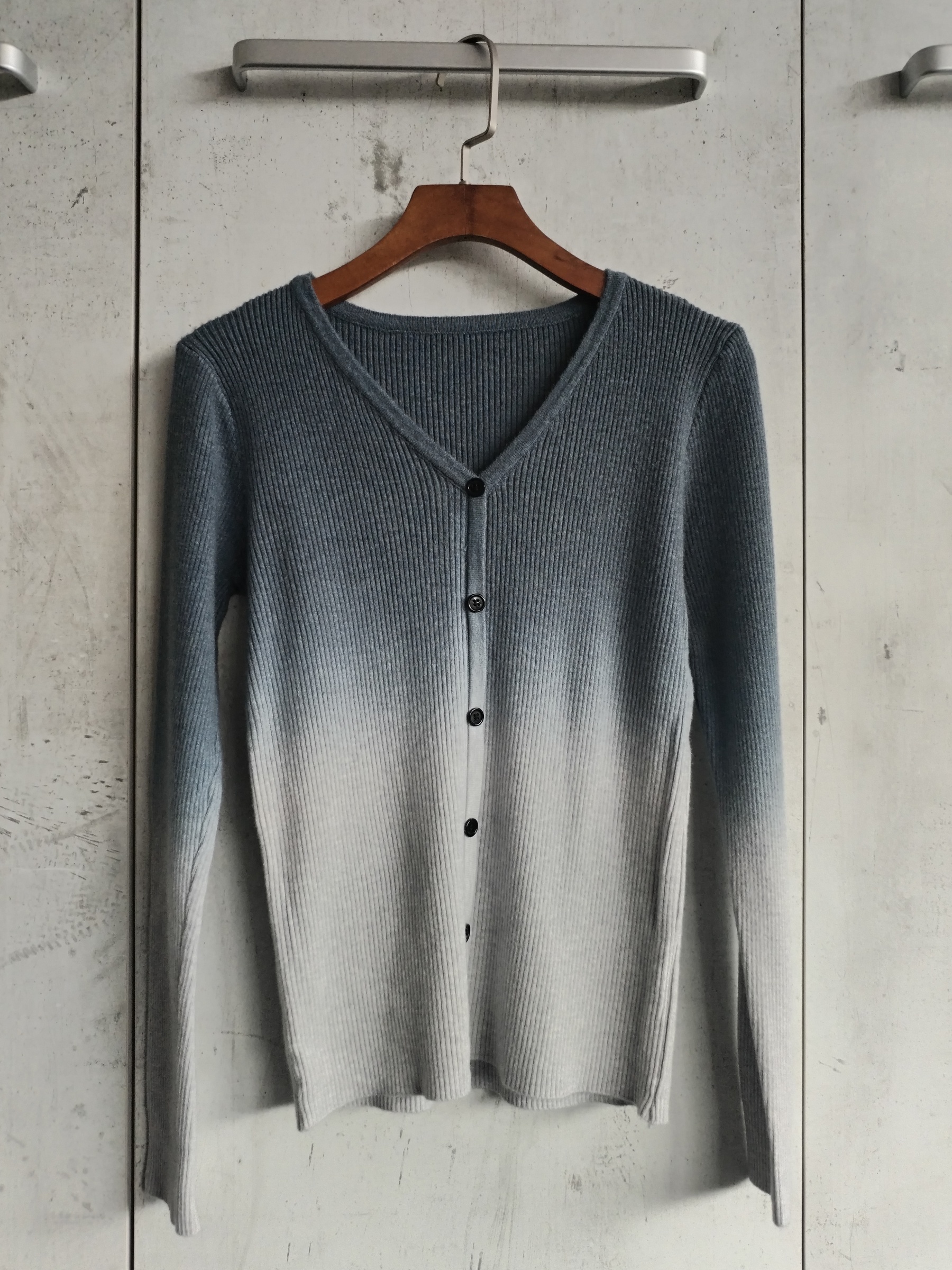 6742 Burkleigh Two-Toned Button-Embellished Long Sleeve Knit Top (B 35-56cm; L 53cm)
