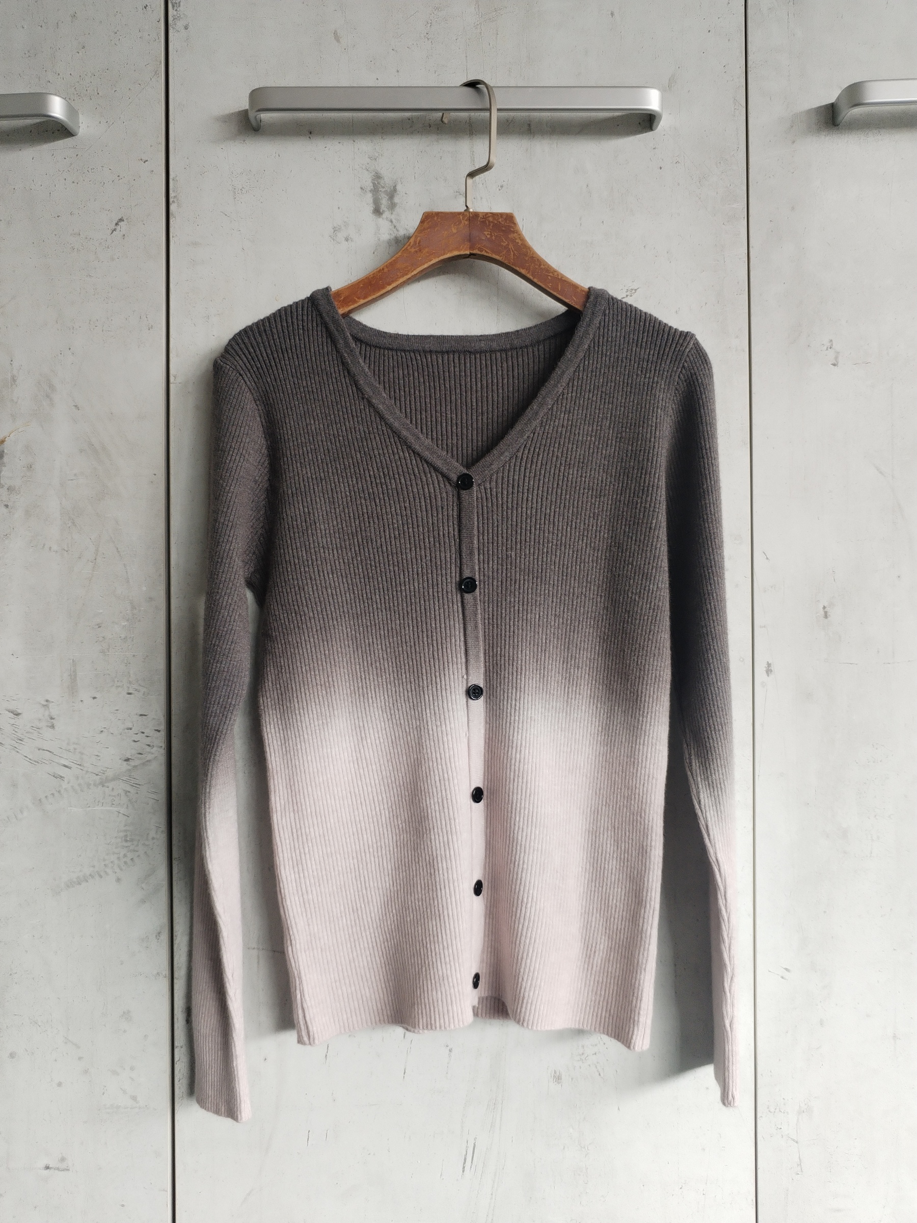6742 Burkleigh Two-Toned Button-Embellished Long Sleeve Knit Top (B 35-56cm; L 53cm)
