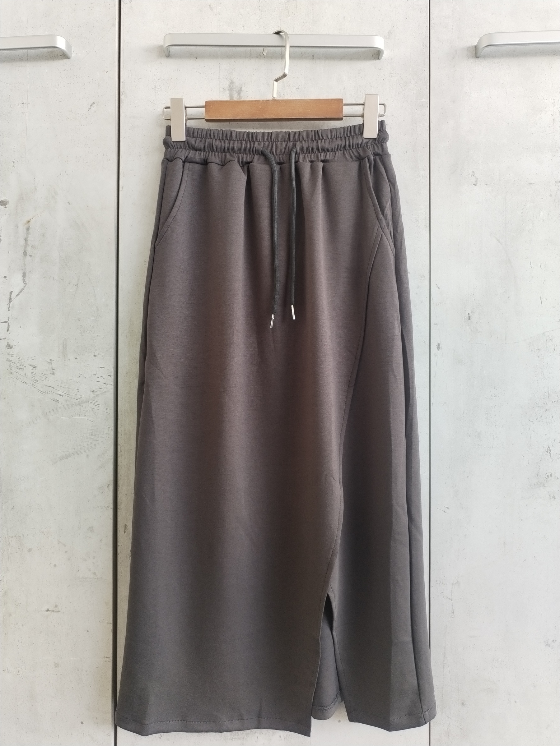 133 Cass Casual Elastic Waist Skirt w Front Slit (UW 32-47cm; H 48-62cm; L 84cm)