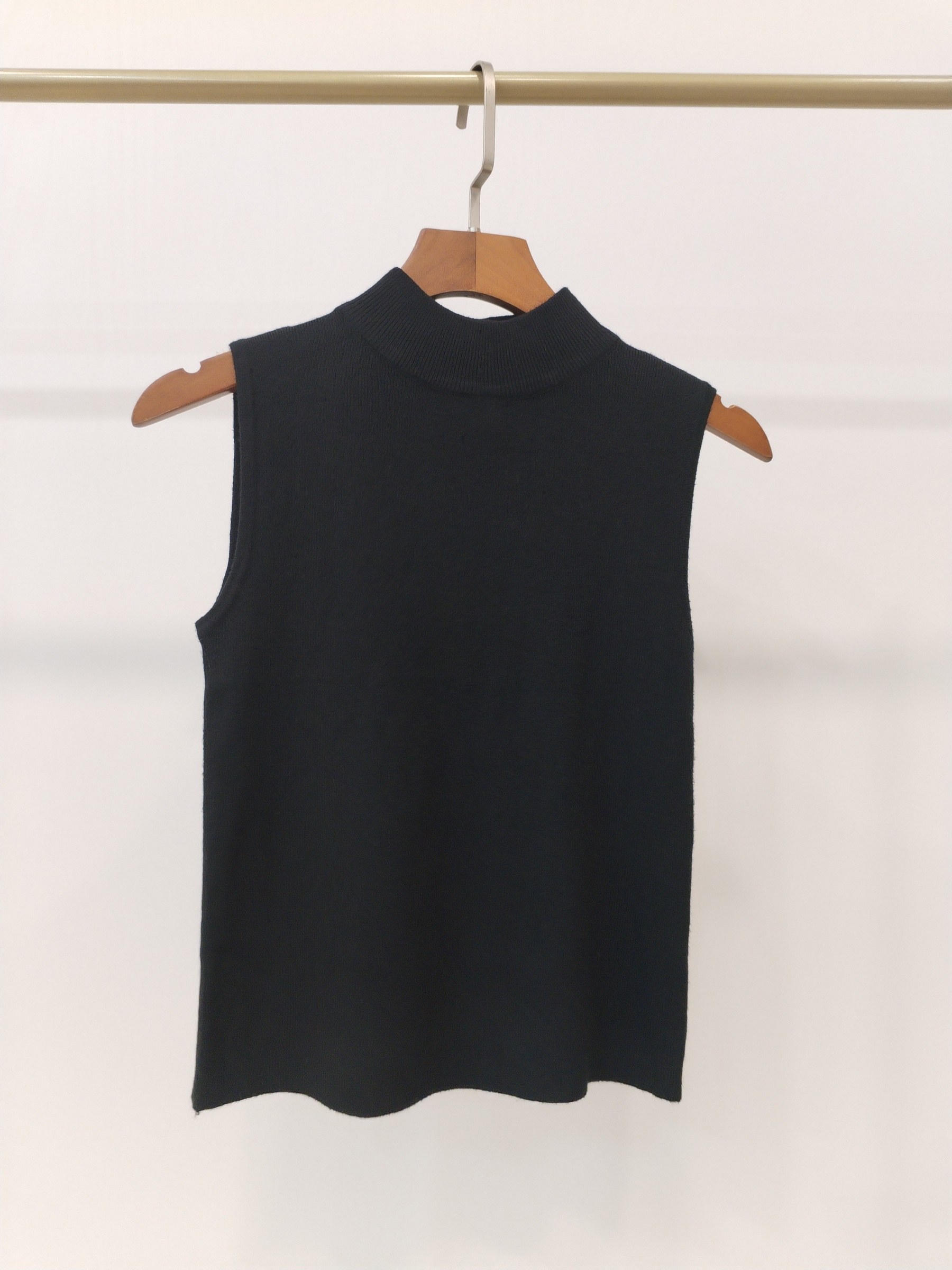 2829 Hestia High Neck Sleeveless Knit Top (B 32-49cm; L 43cm)