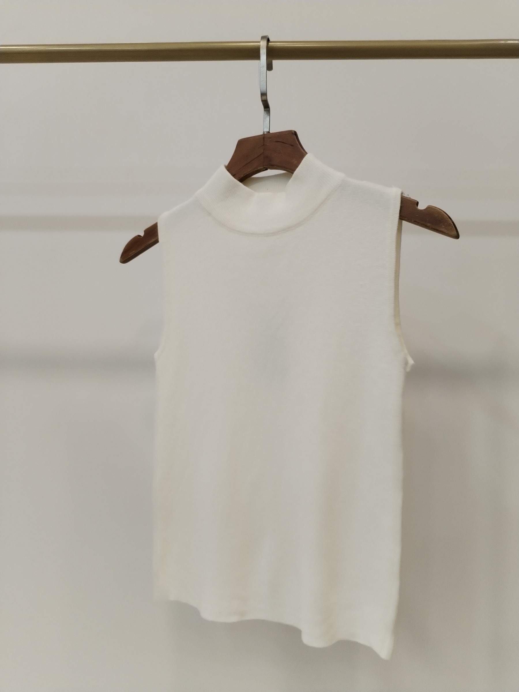 2829 Hestia High Neck Sleeveless Knit Top (B 32-49cm; L 43cm)