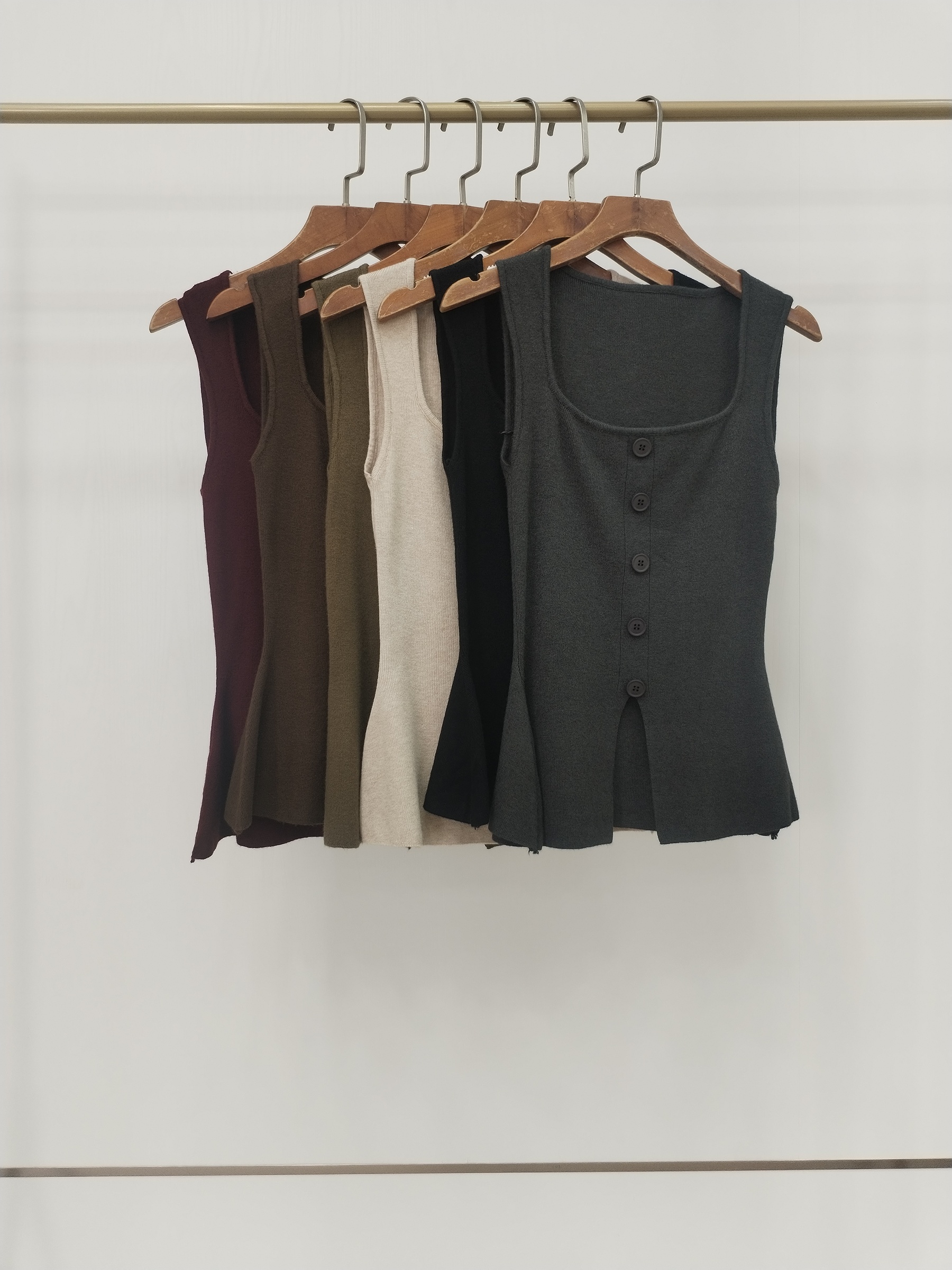 6698 Buxton Sleeveless Button-Embellished Knit Top w Split Bottom (B 31-49cm; L 53cm)