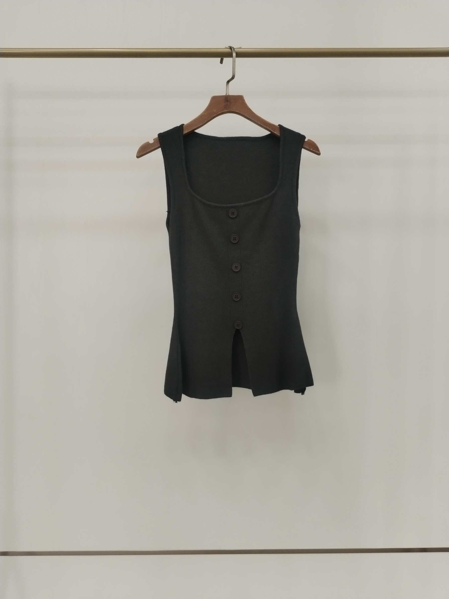 6698 Buxton Sleeveless Button-Embellished Knit Top w Split Bottom (B 31-49cm; L 53cm)