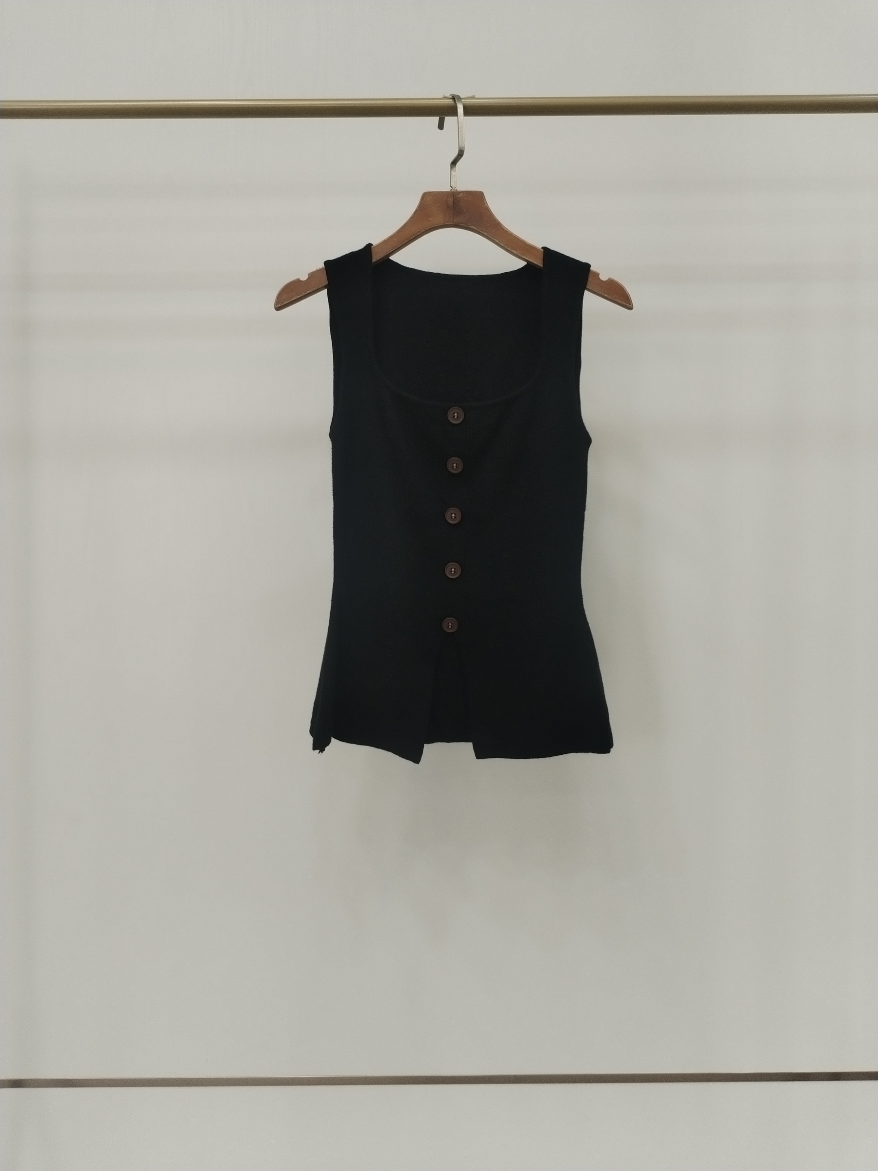 6698 Buxton Sleeveless Button-Embellished Knit Top w Split Bottom (B 31-49cm; L 53cm)