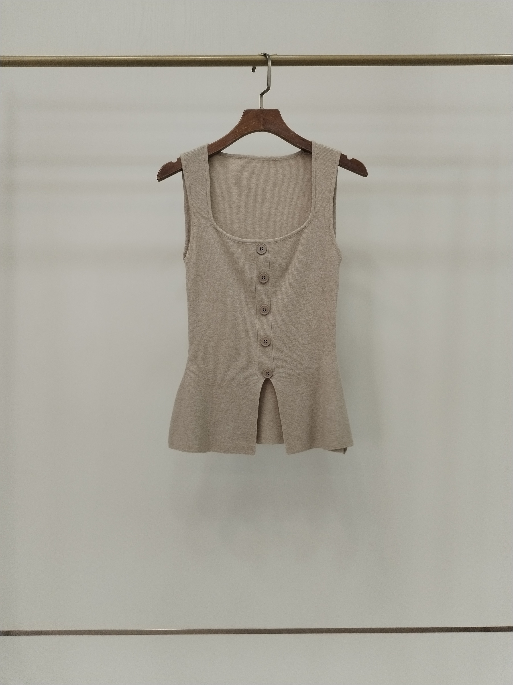 6698 Buxton Sleeveless Button-Embellished Knit Top w Split Bottom (B 31-49cm; L 53cm)