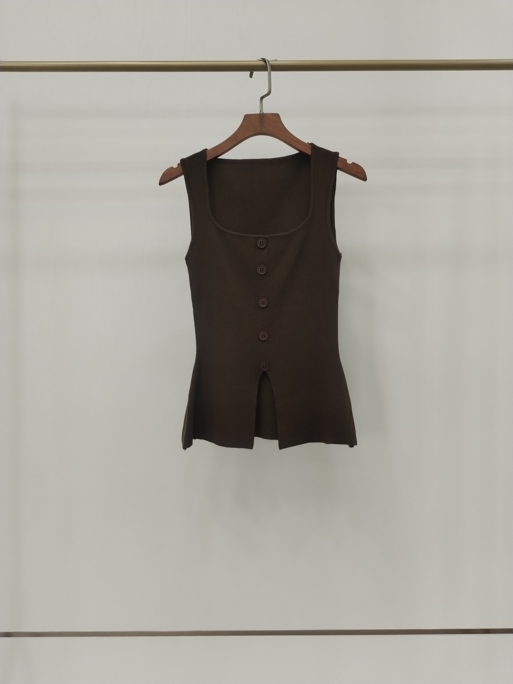 6698 Buxton Sleeveless Button-Embellished Knit Top w Split Bottom (B 31-49cm; L 53cm)