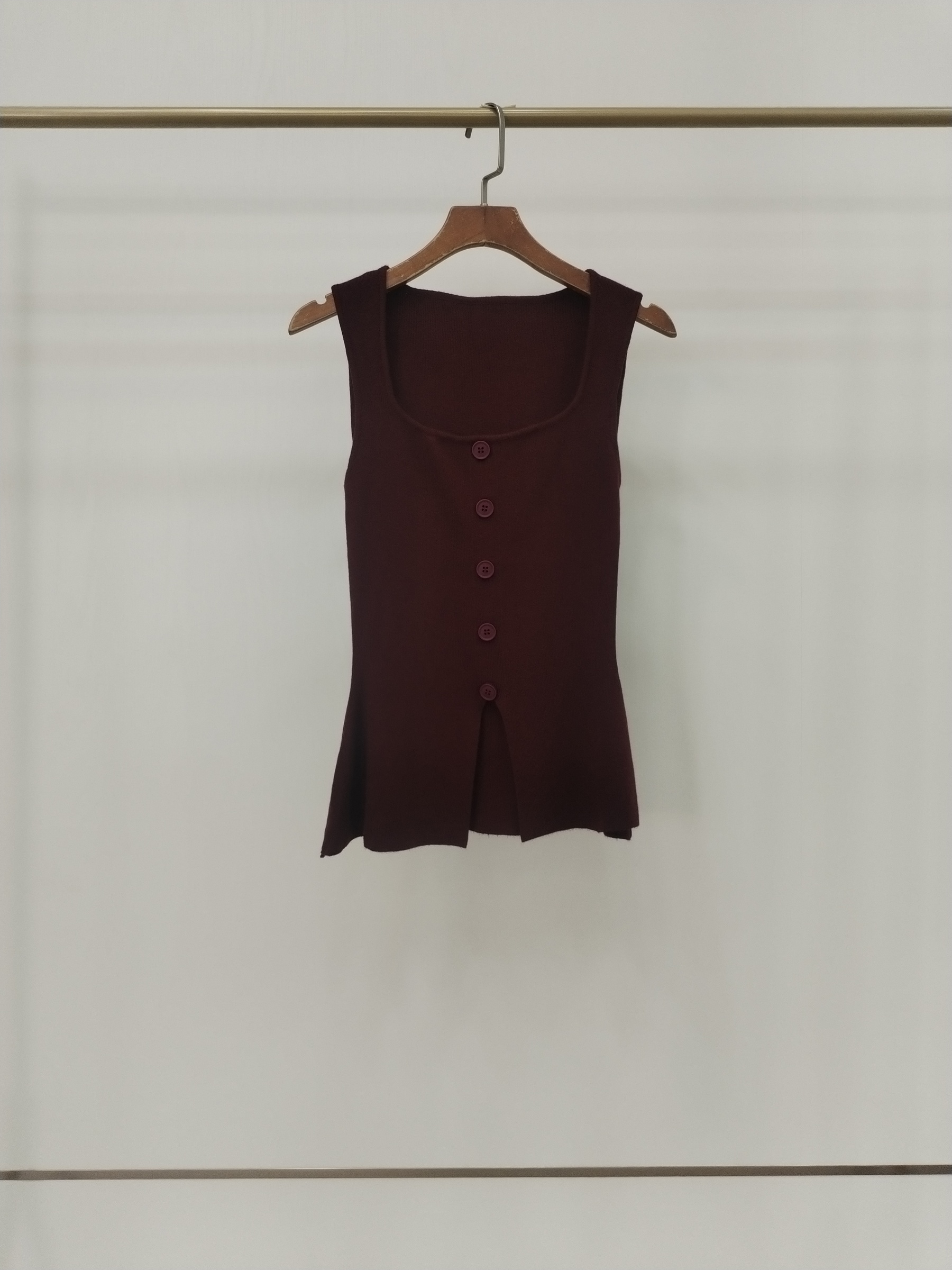 6698 Buxton Sleeveless Button-Embellished Knit Top w Split Bottom (B 31-49cm; L 53cm)