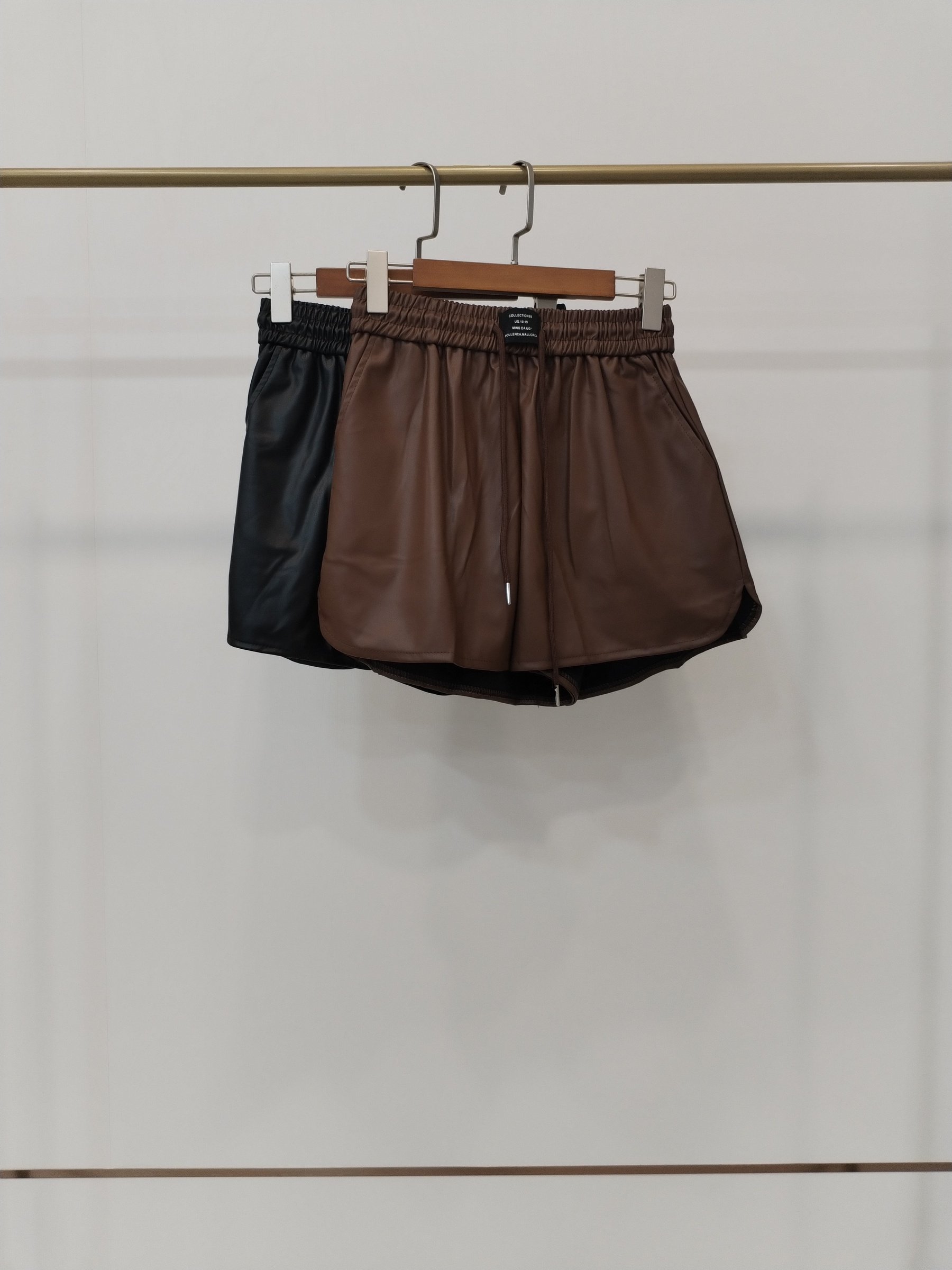 689 Lausanne Elastic Tie-Waist Leather Shorts (UW 29-46cm; H 41-52cm; L 35cm)
