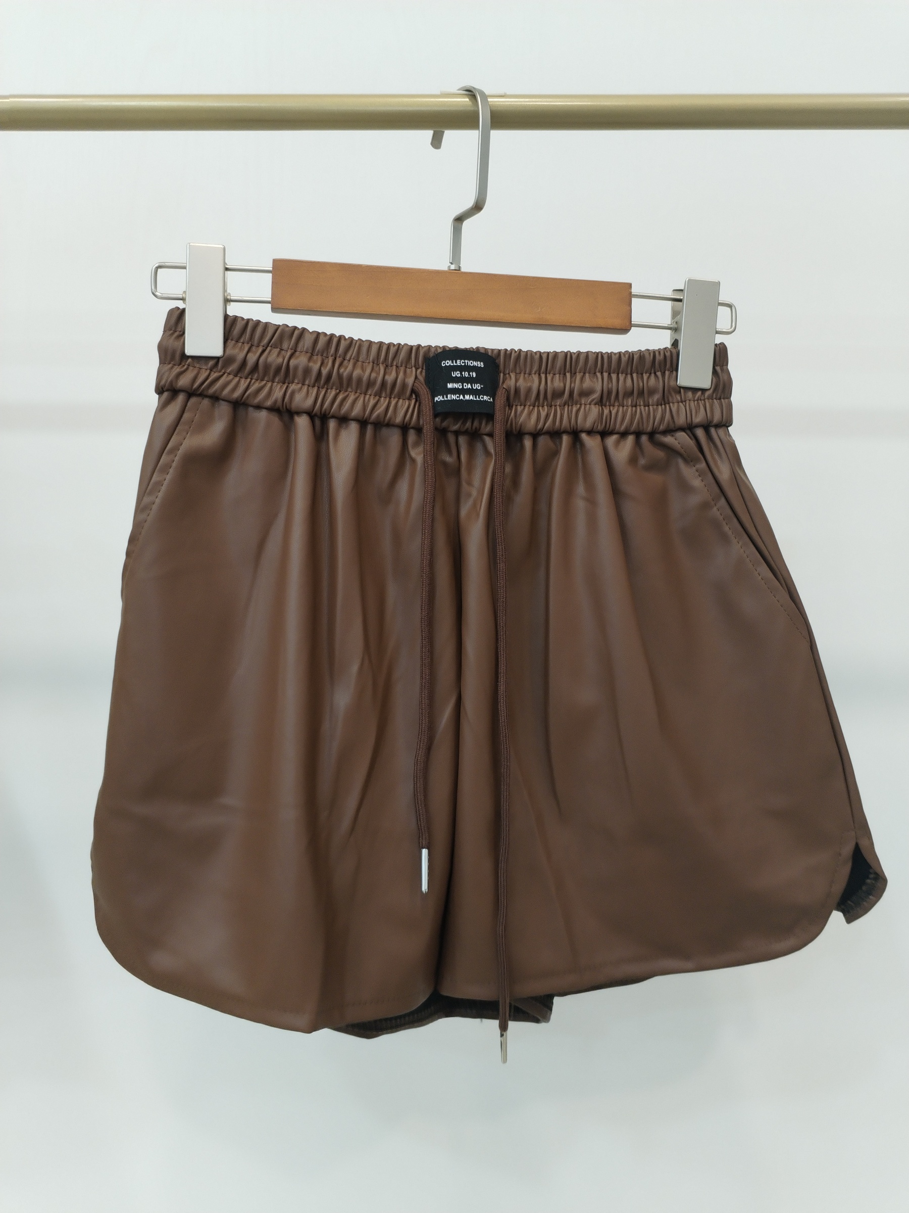 689 Lausanne Elastic Tie-Waist Leather Shorts (UW 29-46cm; H 41-52cm; L 35cm)