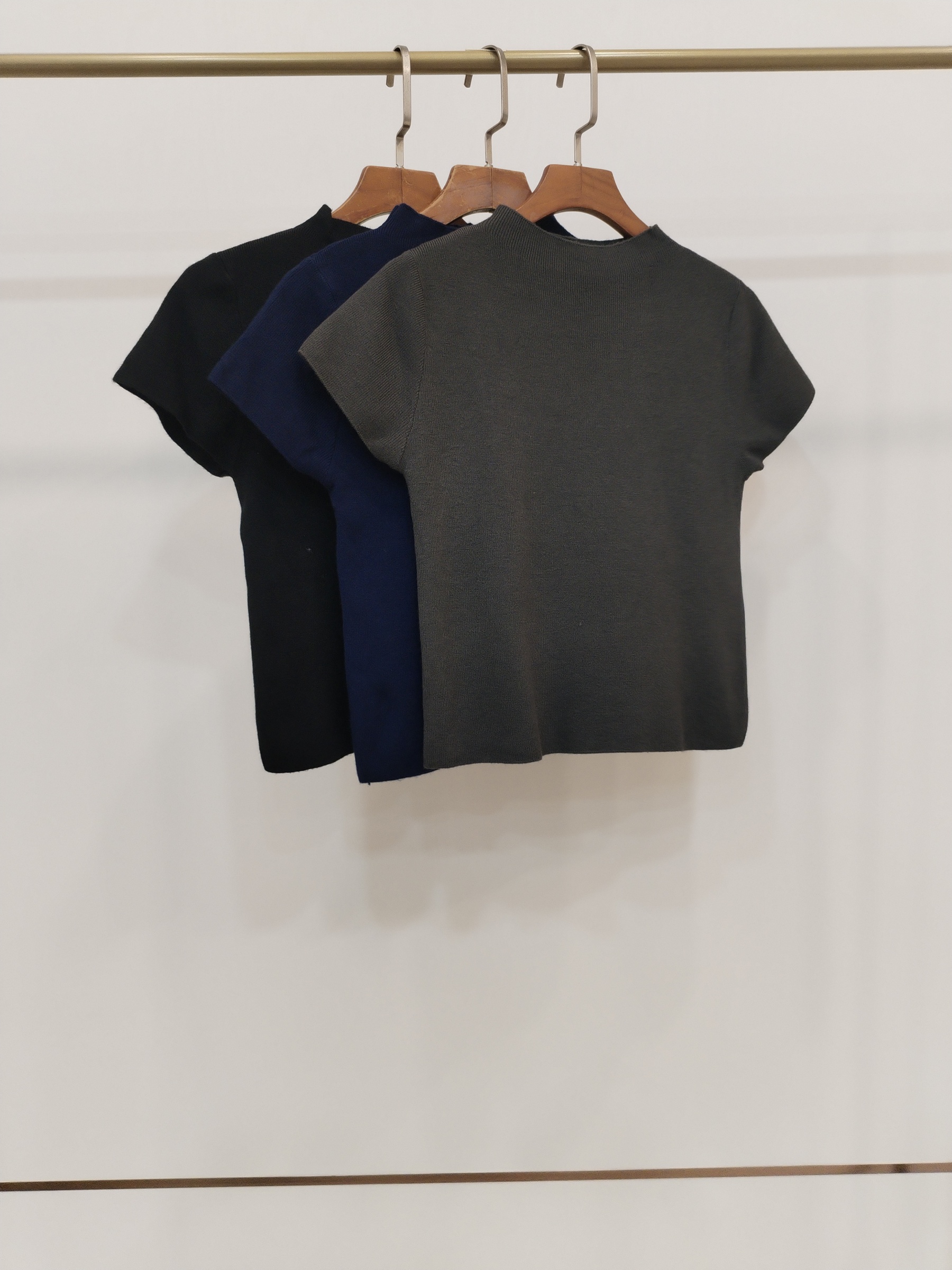 6748 Burnette Back Button-Embellished High Neck Knit Top (B 32-47cm; L 44cm)